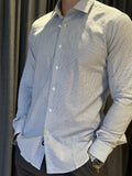Camicia slim fit bianco-azzurra con micro-disegno a trattini blu