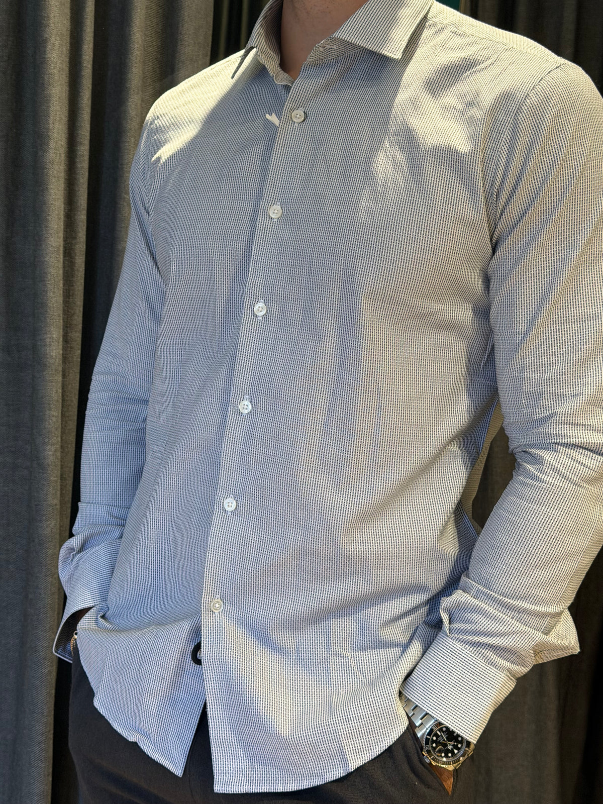 Camicia slim fit bianco-azzurra con micro-disegno a trattini blu