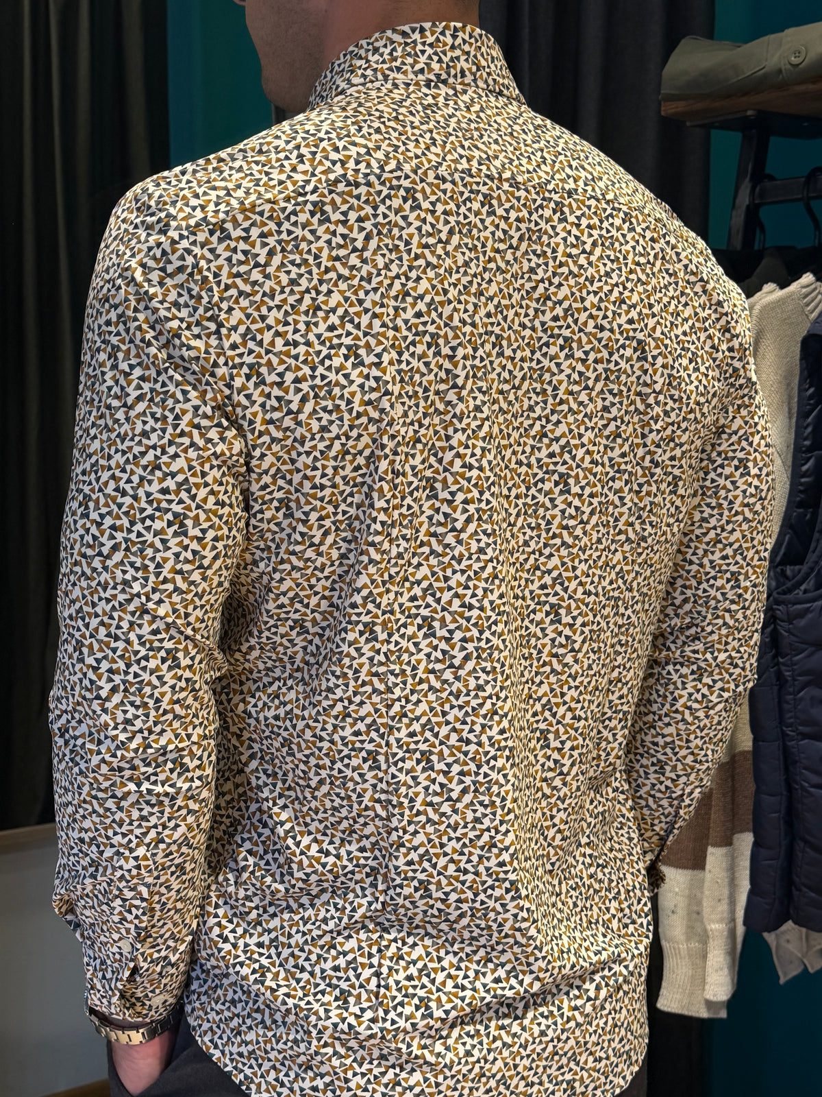 Camicia uomo fantasia geometrica – triangoli ocra, grigio e bianco, slim fit