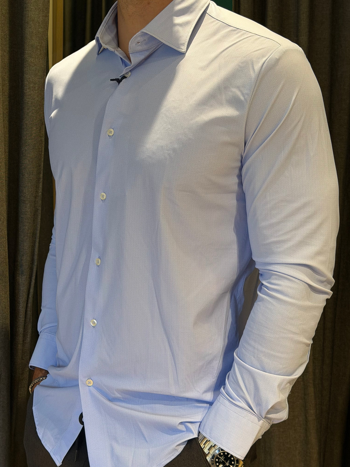 Camicia azzurra slim fit in tessuto micro-texture con polsini doppi