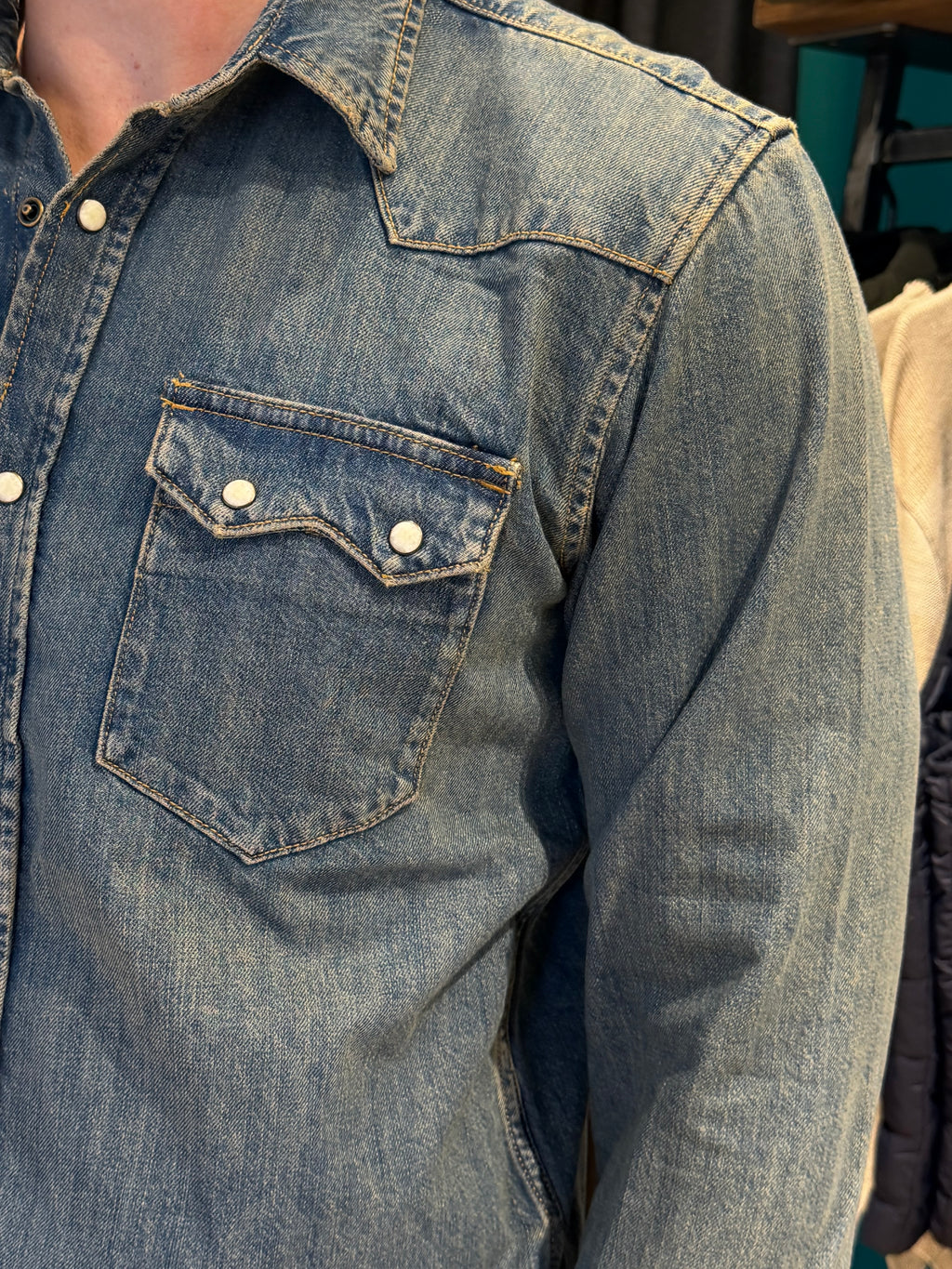 Camicia western in denim lavaggio vintage con bottoni a pressione