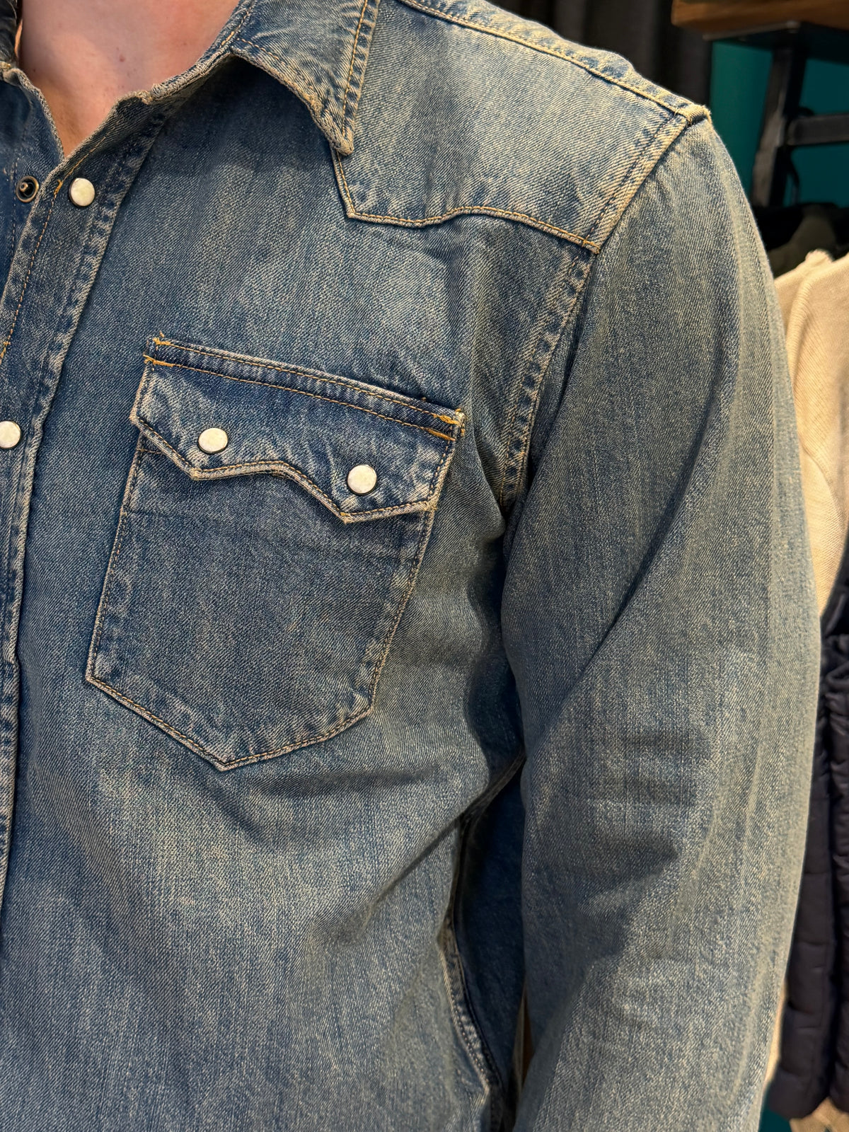 Camicia western in denim lavaggio vintage con bottoni a pressione