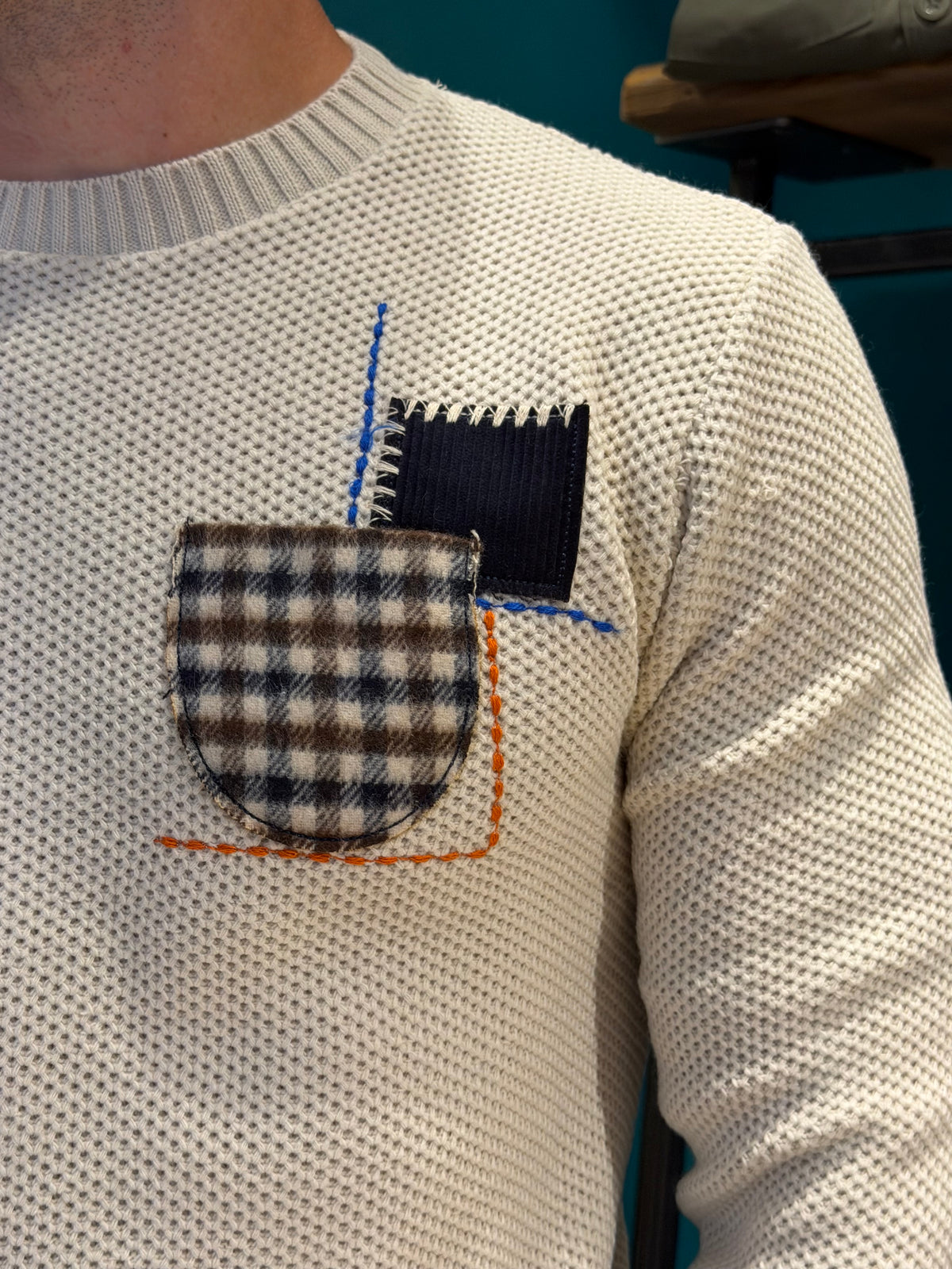 Maglione girocollo taschino panna