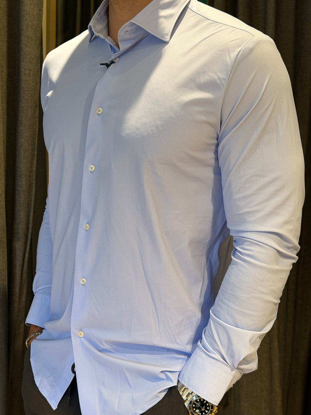 Camicia azzurra slim fit in tessuto micro-texture con polsini doppi