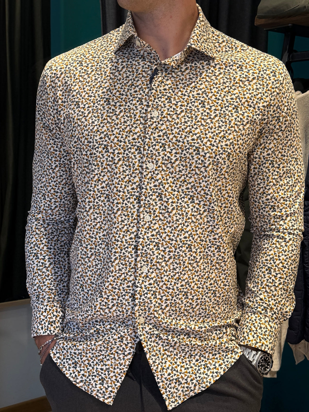 Camicia uomo fantasia geometrica – triangoli ocra, grigio e bianco, slim fit