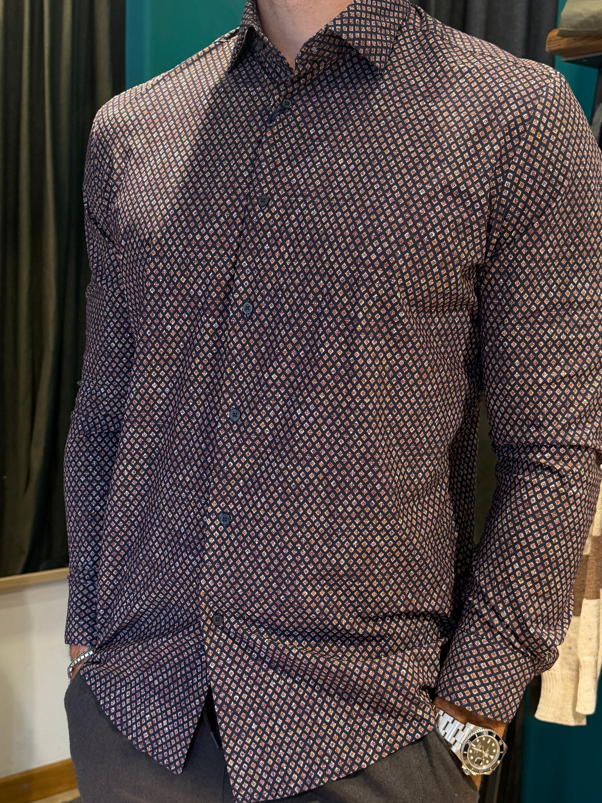 Camicia blu notte con micro-motivo a rombi dorati e bronzo