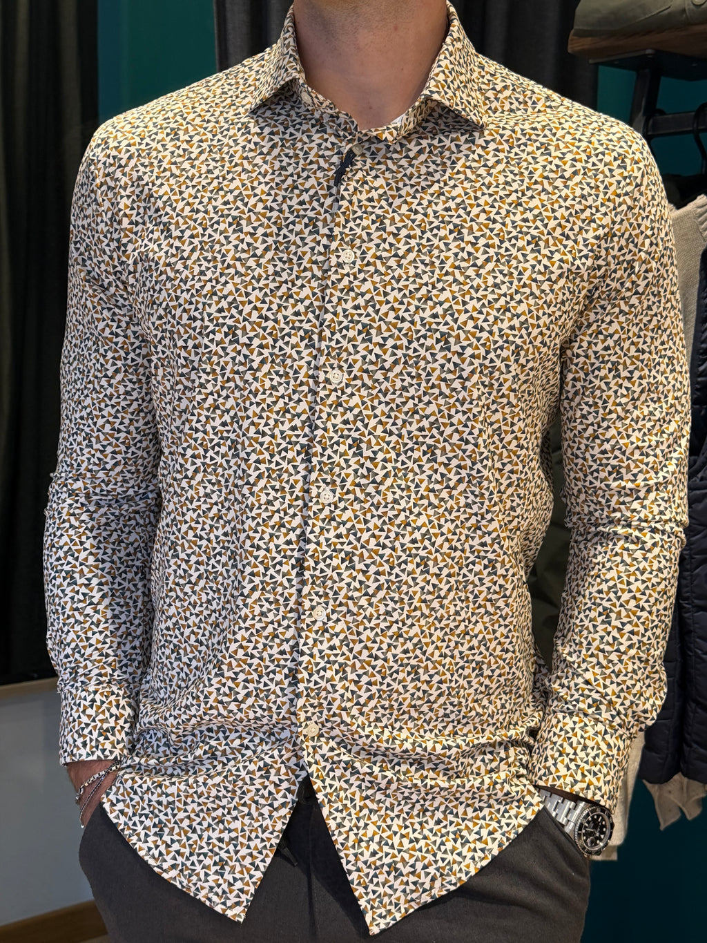 Camicia uomo fantasia geometrica – triangoli ocra, grigio e bianco, slim fit