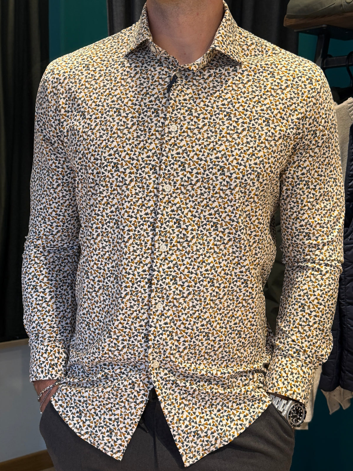 Camicia uomo fantasia geometrica – triangoli ocra, grigio e bianco, slim fit