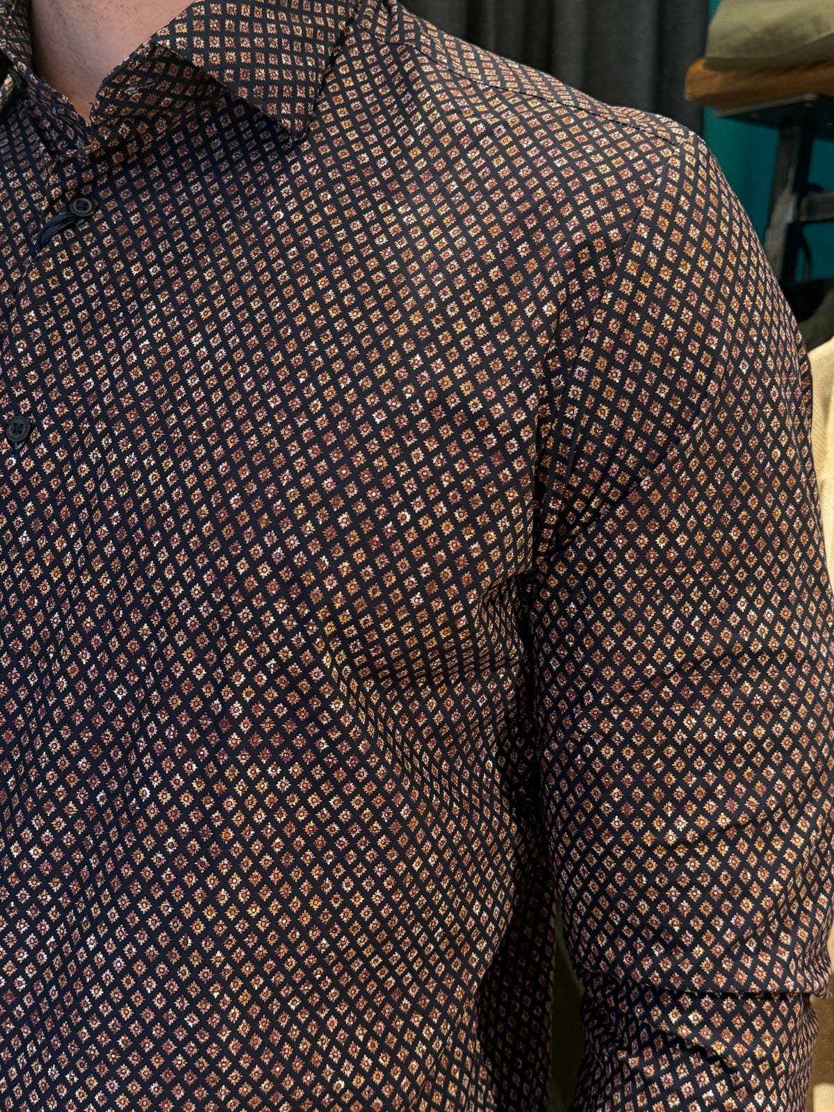 Camicia blu notte con micro-motivo a rombi dorati e bronzo