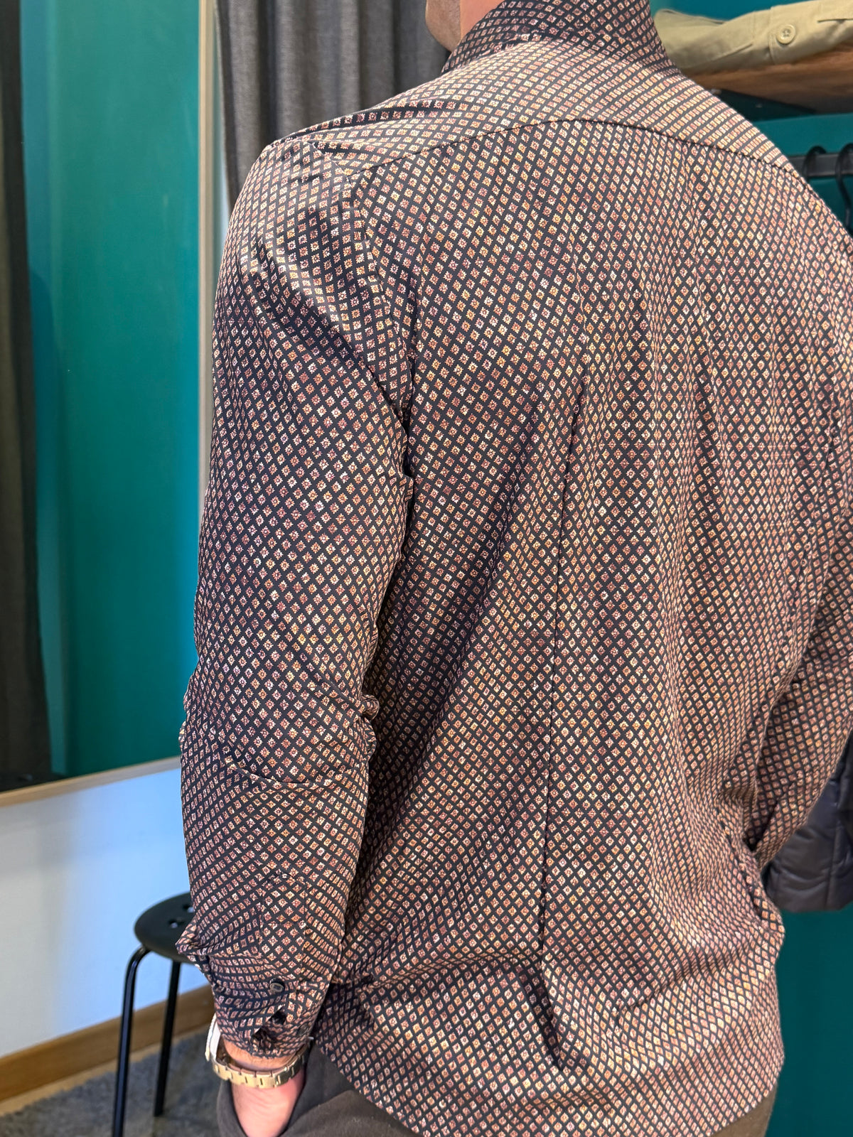 Camicia blu notte con micro-motivo a rombi dorati e bronzo