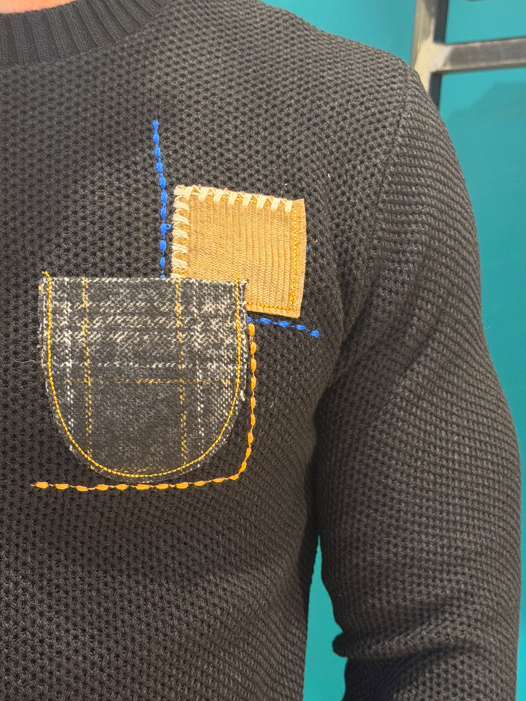 Maglione girocollo taschino nero