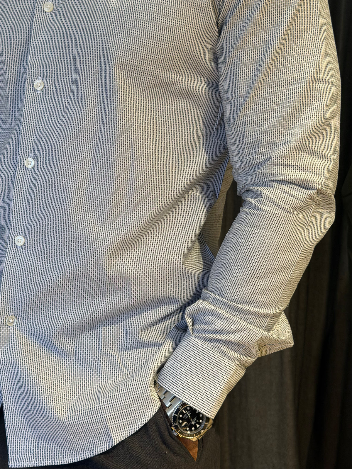 Camicia slim fit bianco-azzurra con micro-disegno a trattini blu