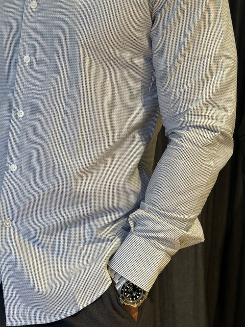 Camicia slim fit bianco-azzurra con micro-disegno a trattini blu