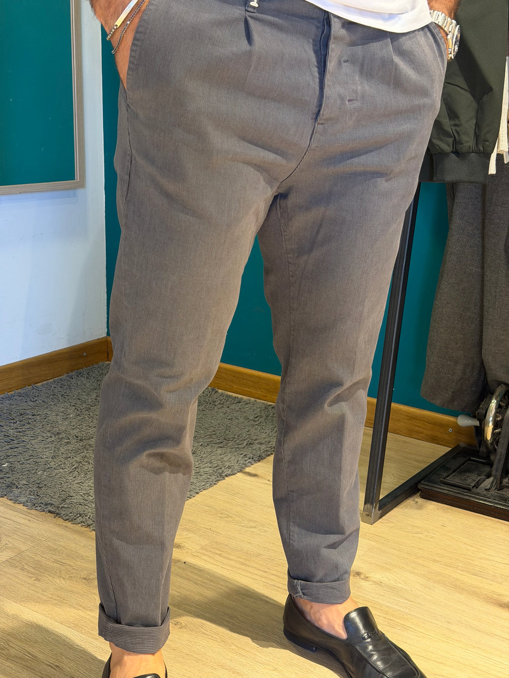 Pantalone con pinces in cotone grigio micro-disegno
