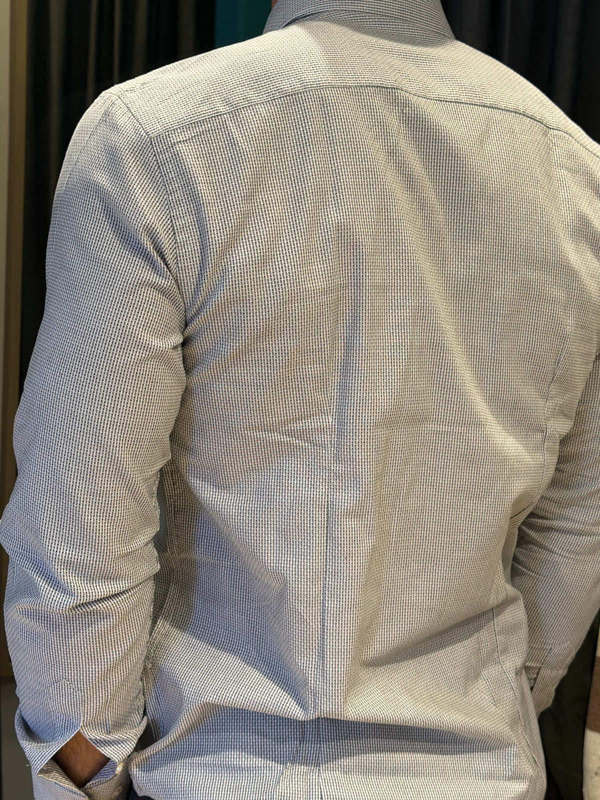 Camicia slim fit bianco-azzurra con micro-disegno a trattini blu