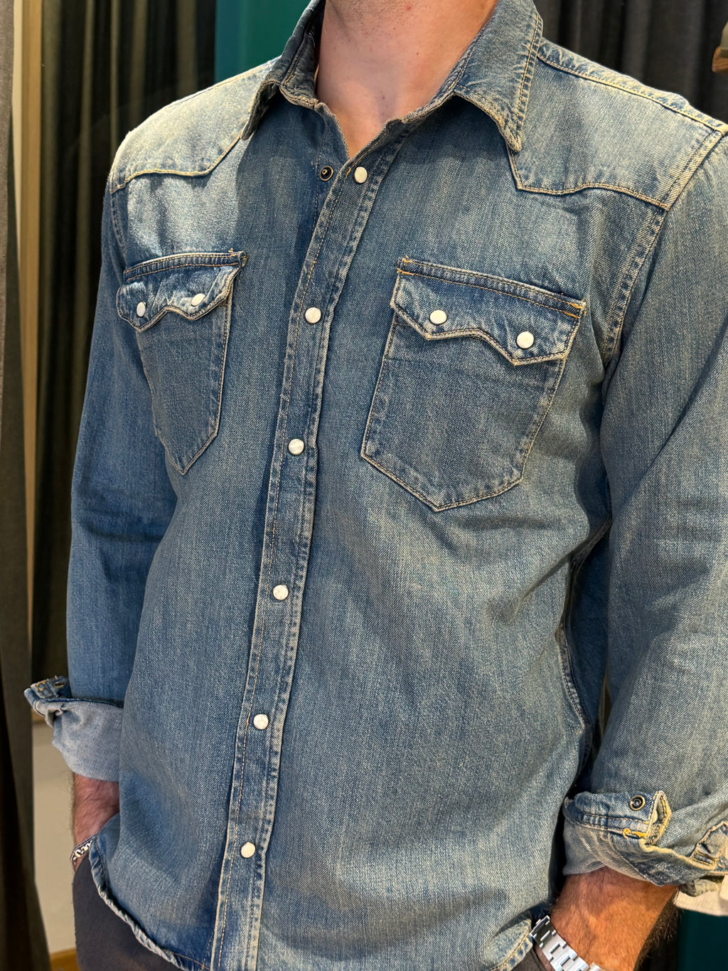 Camicia western in denim lavaggio vintage con bottoni a pressione