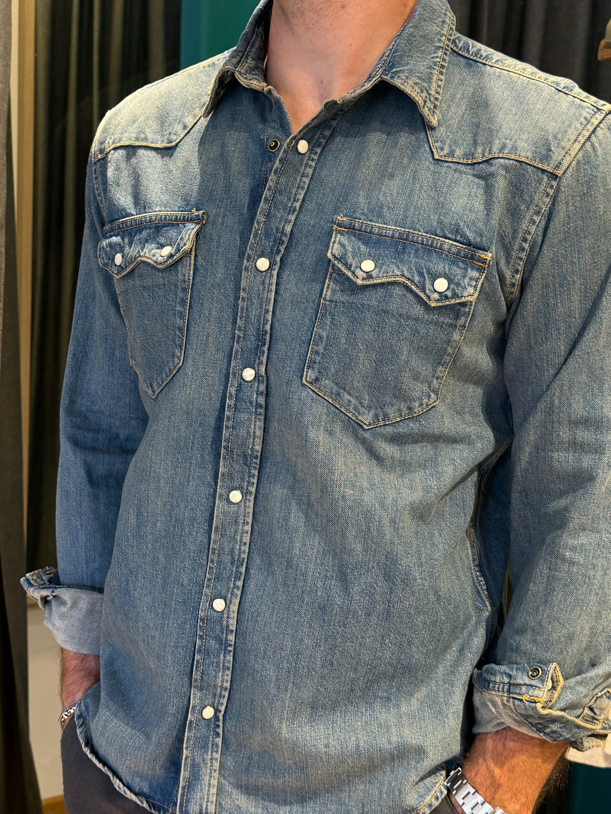 Camicia western in denim lavaggio vintage con bottoni a pressione
