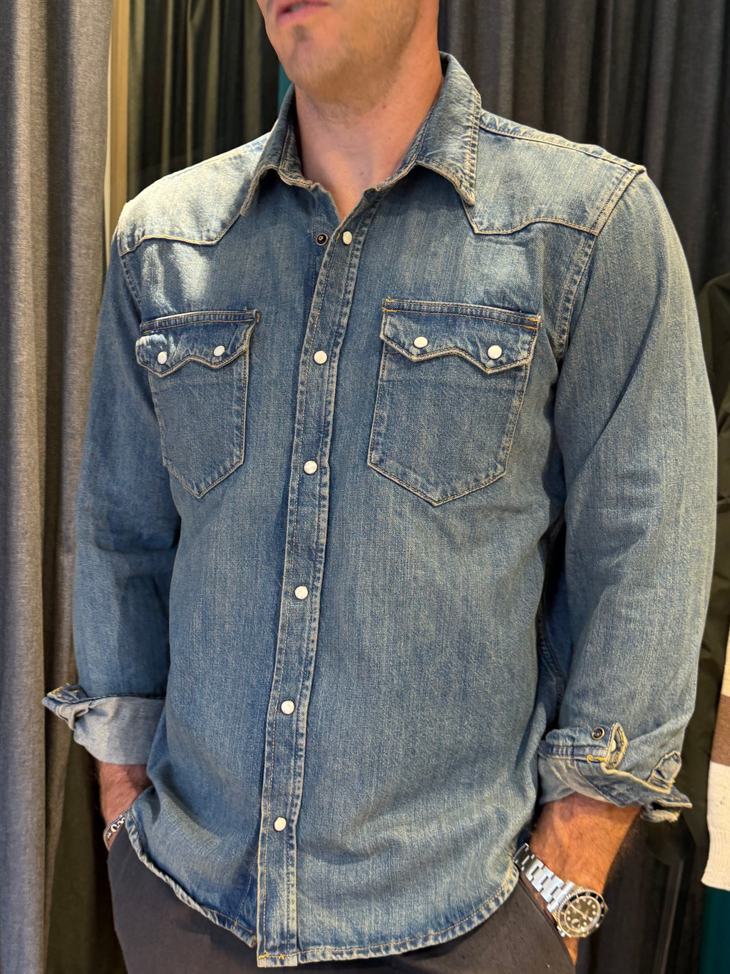 Camicia western in denim lavaggio vintage con bottoni a pressione