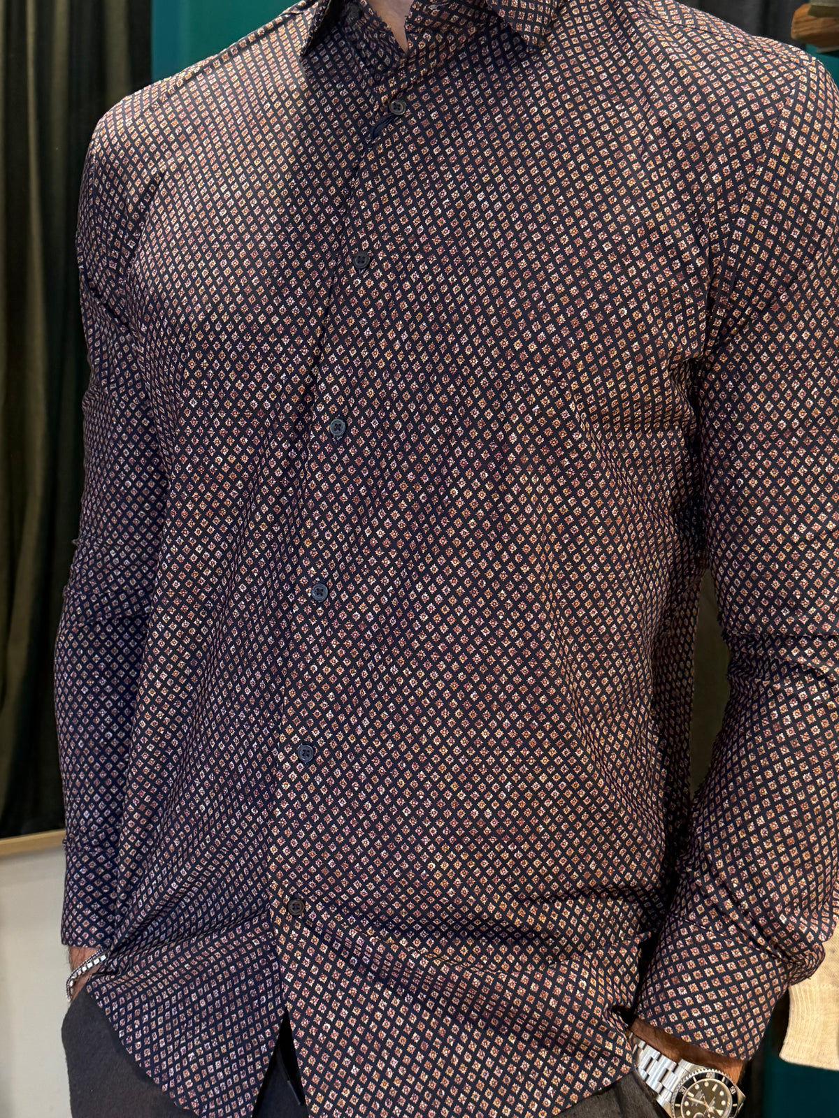 Camicia blu notte con micro-motivo a rombi dorati e bronzo