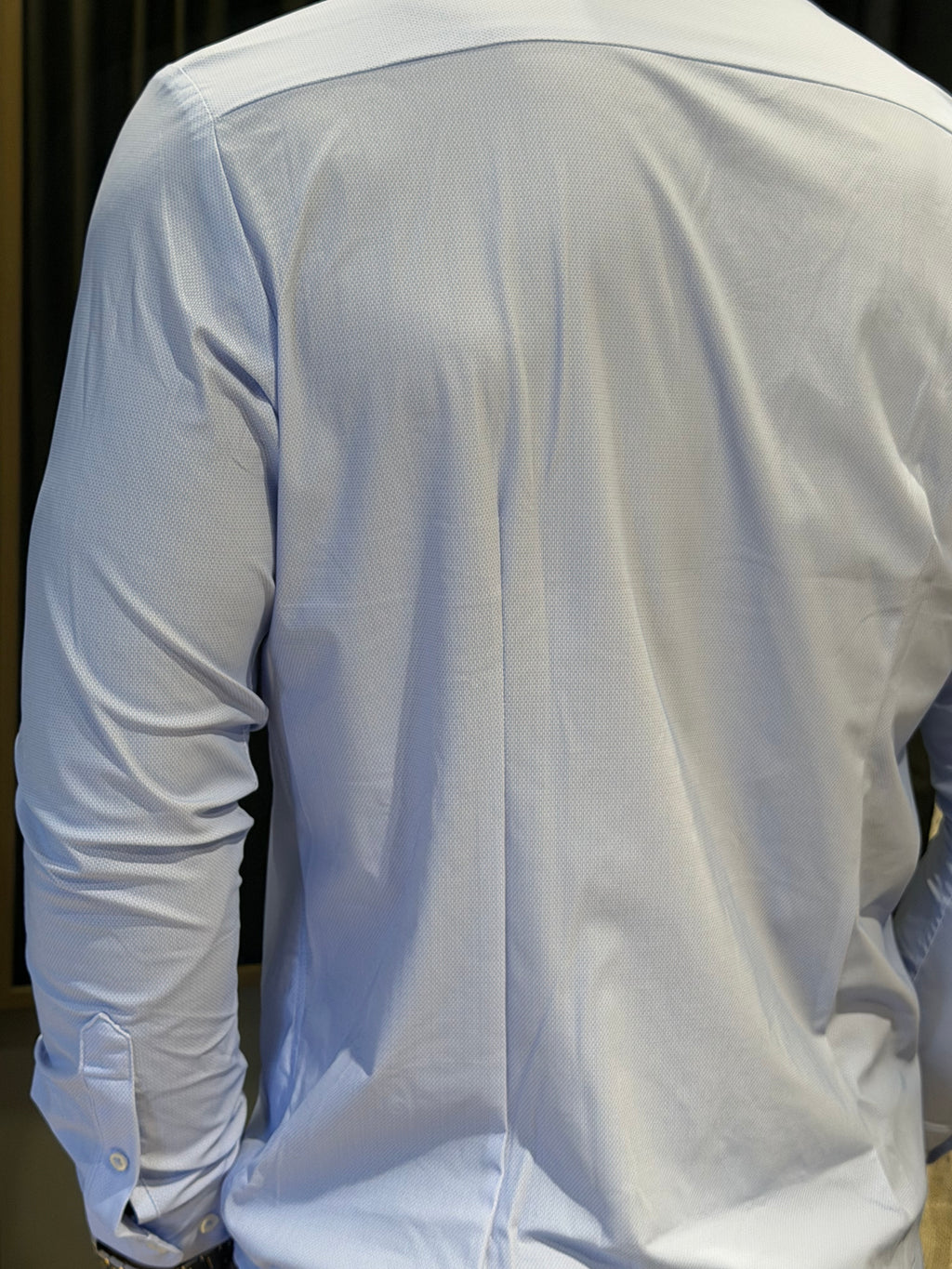 Camicia azzurra slim fit in tessuto micro-texture con polsini doppi