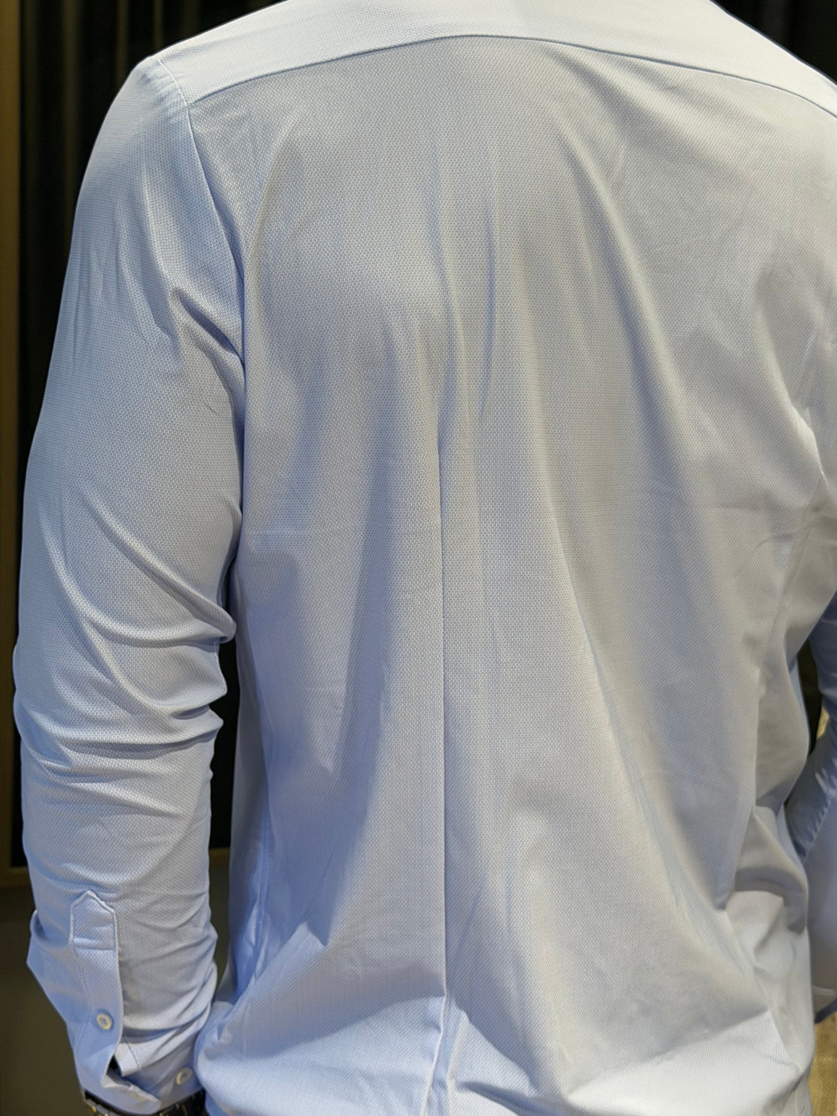 Camicia azzurra slim fit in tessuto micro-texture con polsini doppi