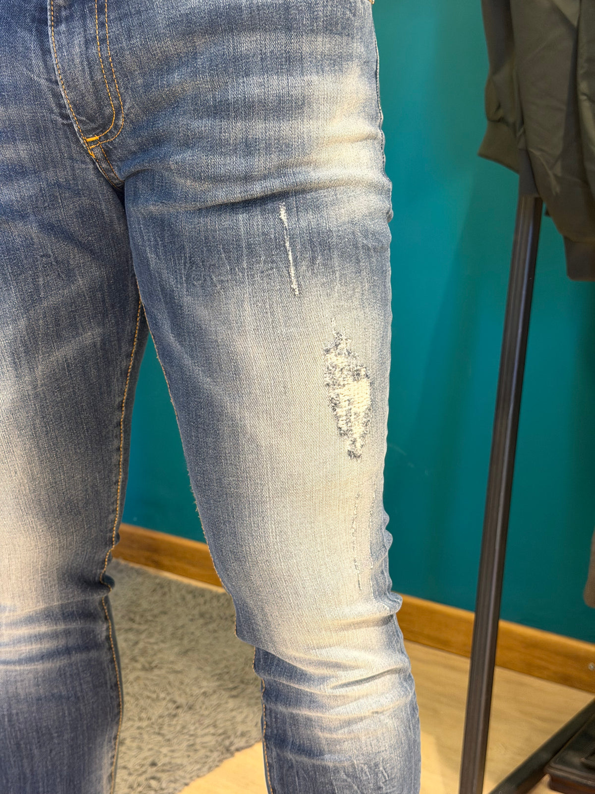 Jeans slim in denim blu medio con rotture