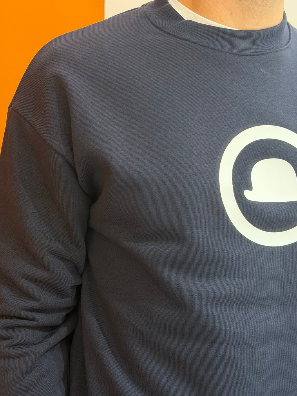 Felpa girocollo nera con logo gommato