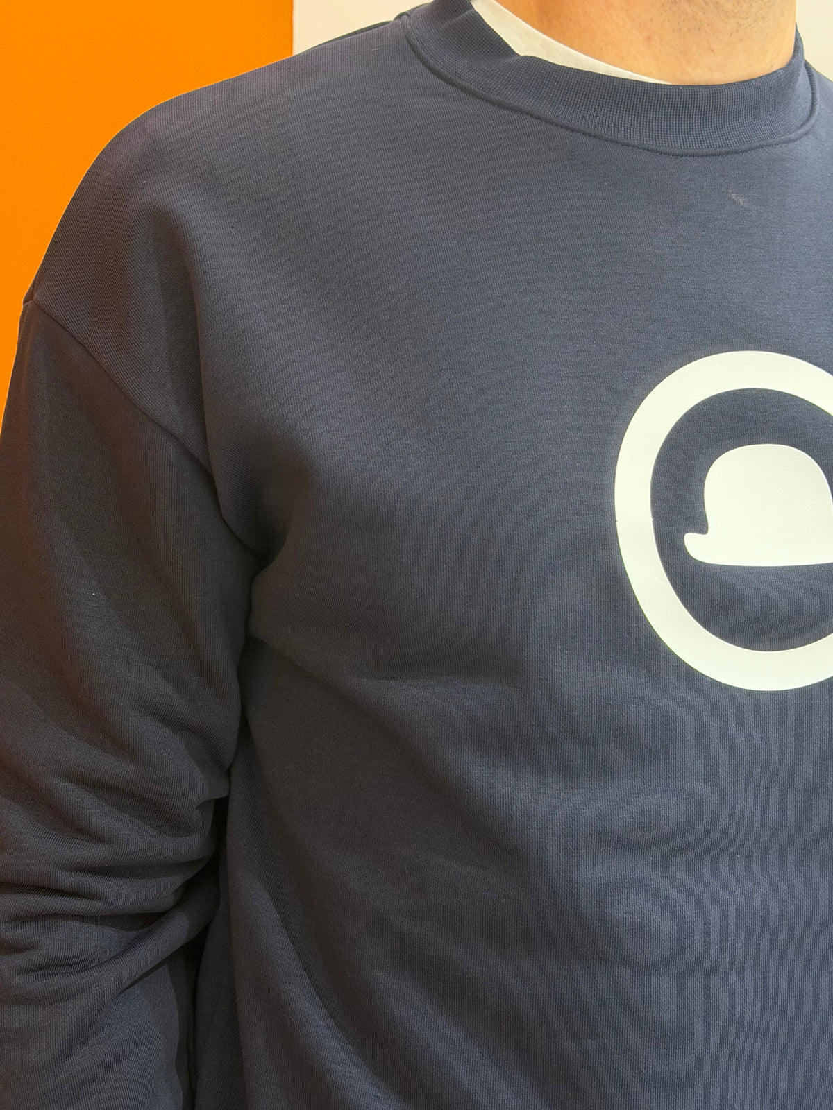 Felpa girocollo nera con logo gommato