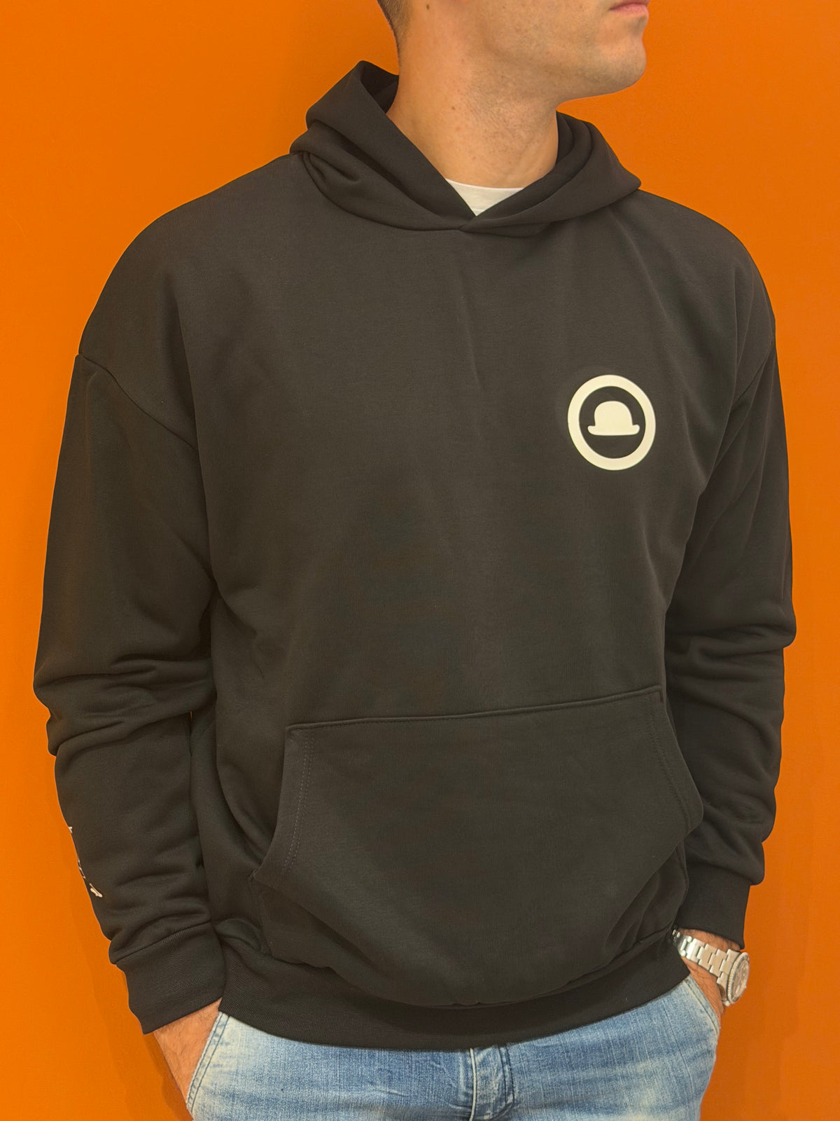Felpa con cappuccio nera con logo gommato