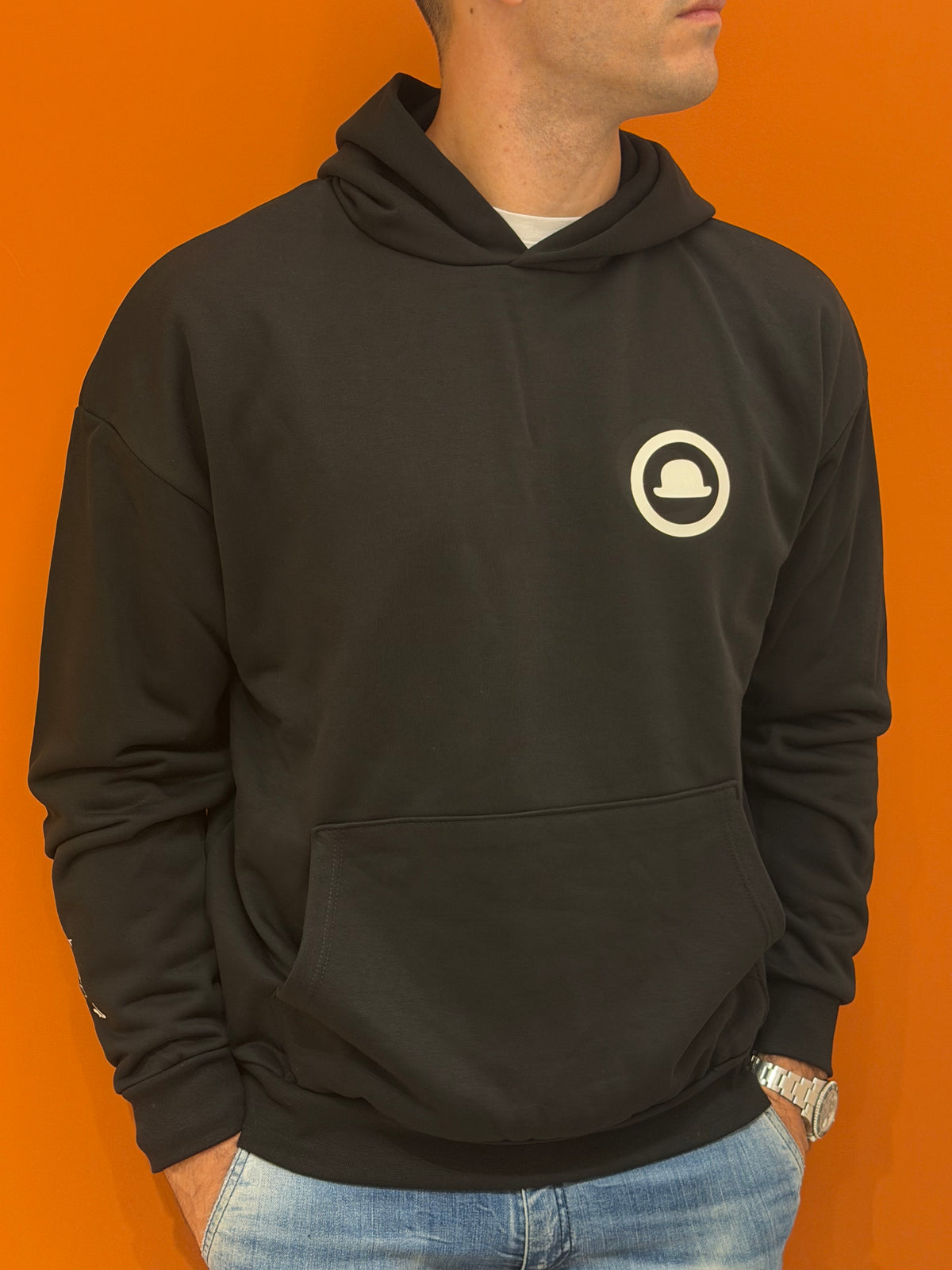 Felpa con cappuccio nera con logo gommato