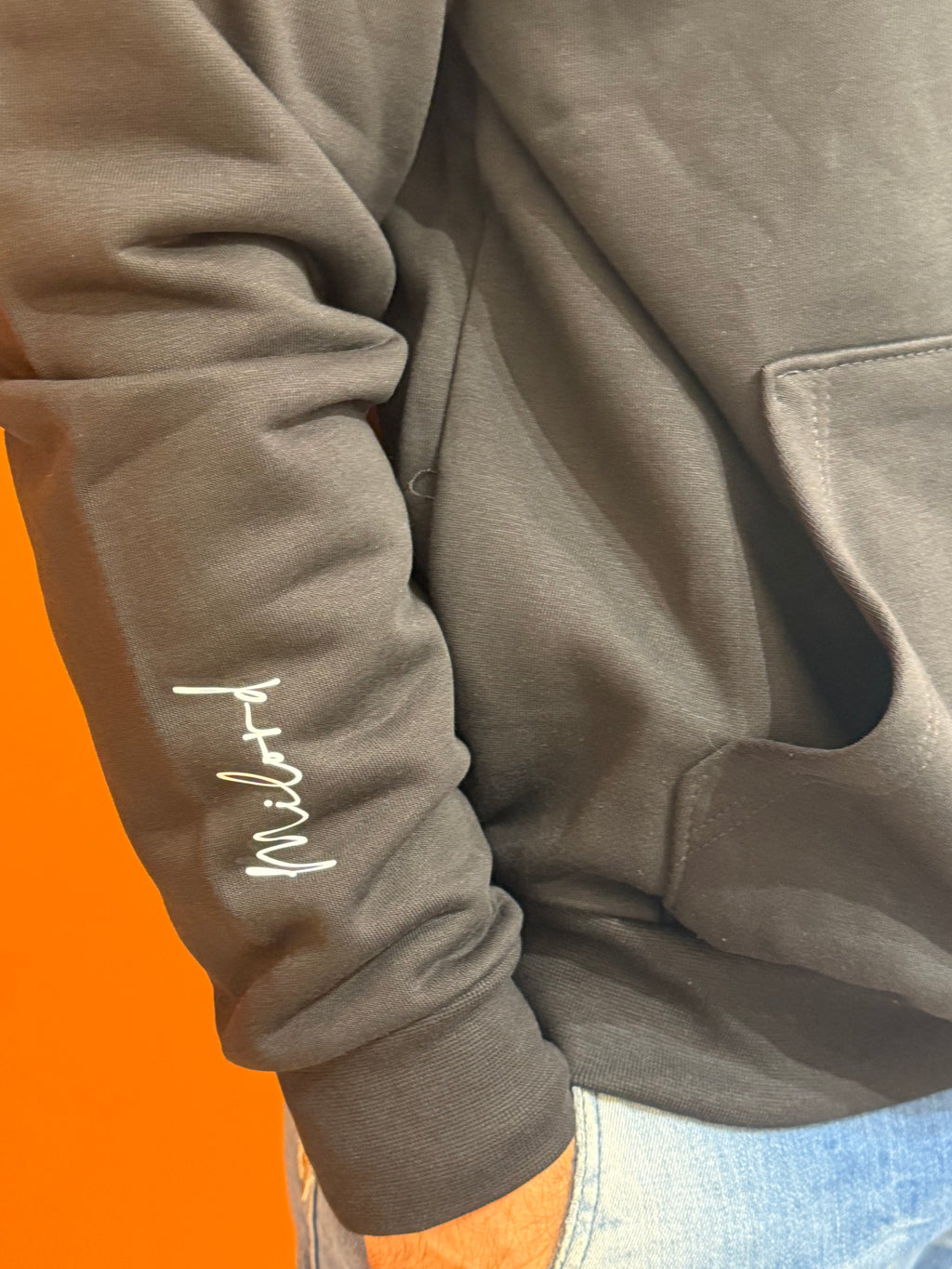 felpa con cappuccio militare e logo gommato