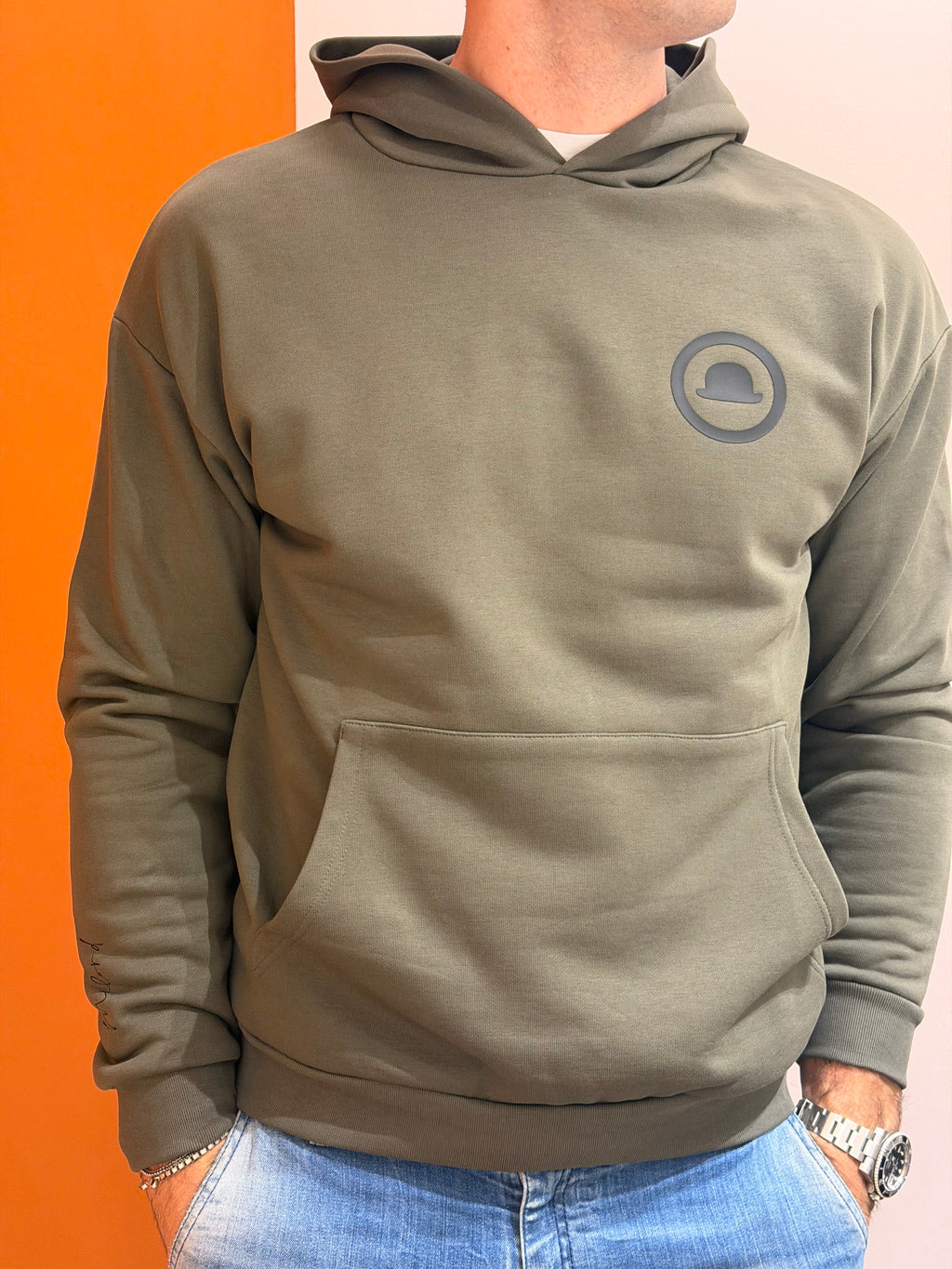 felpa con cappuccio militare e logo gommato