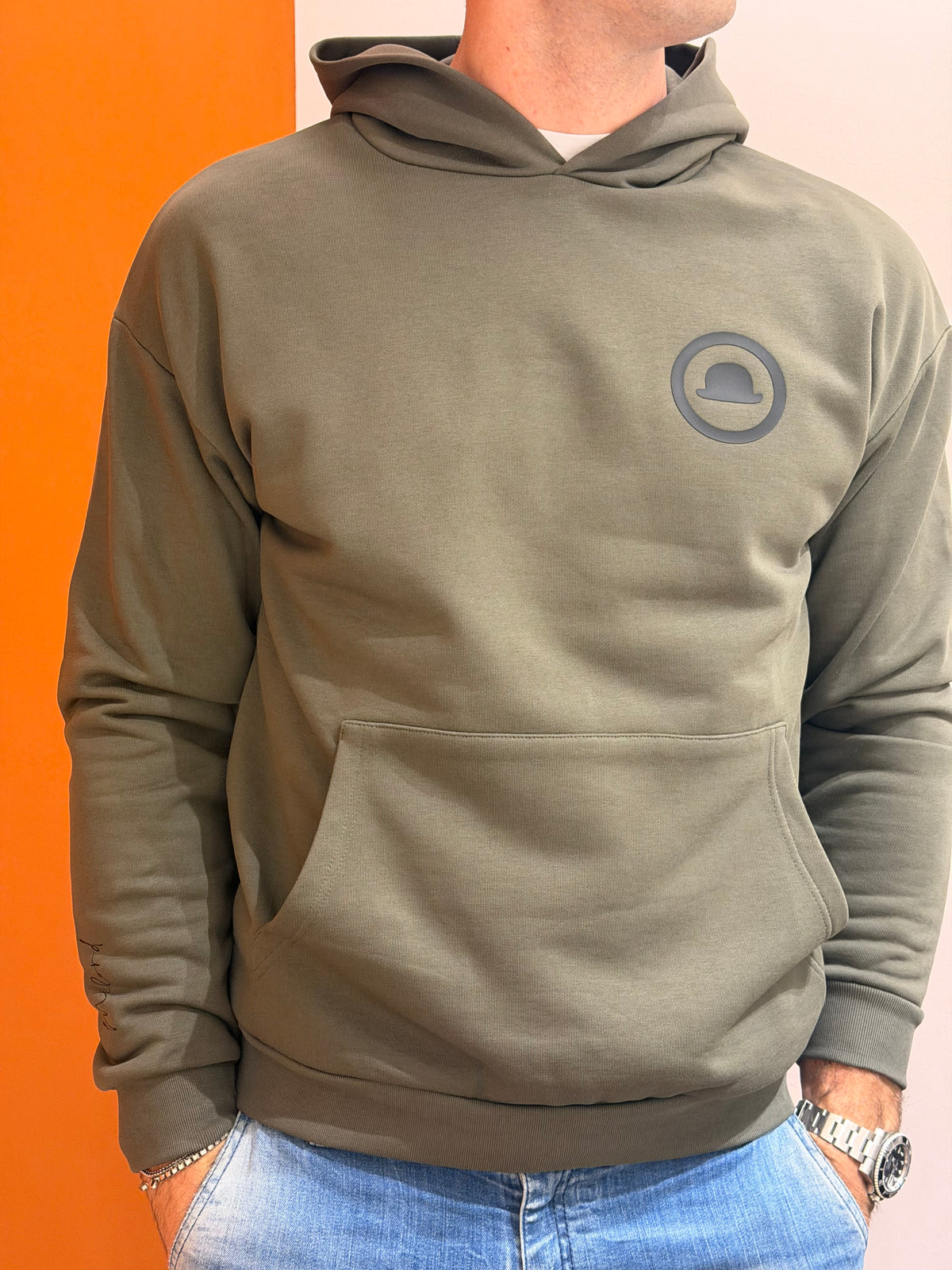 felpa con cappuccio militare e logo gommato