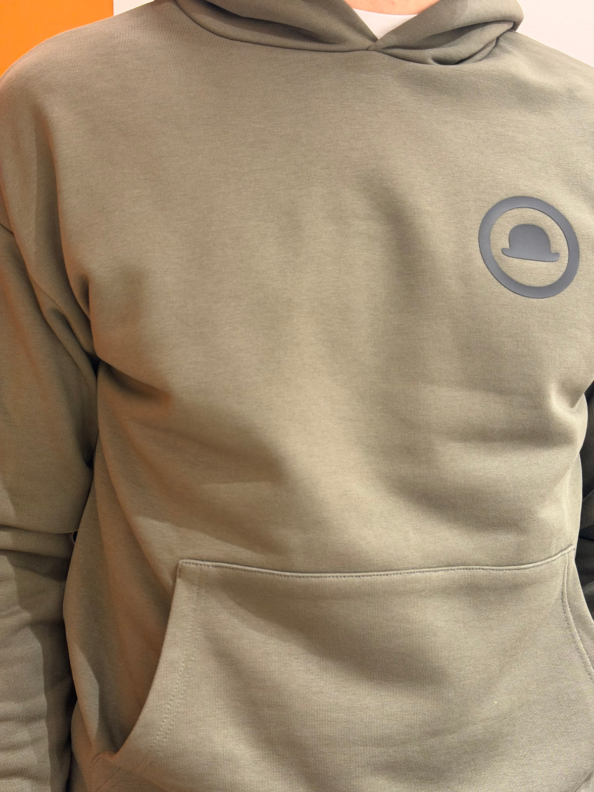 felpa con cappuccio militare e logo gommato
