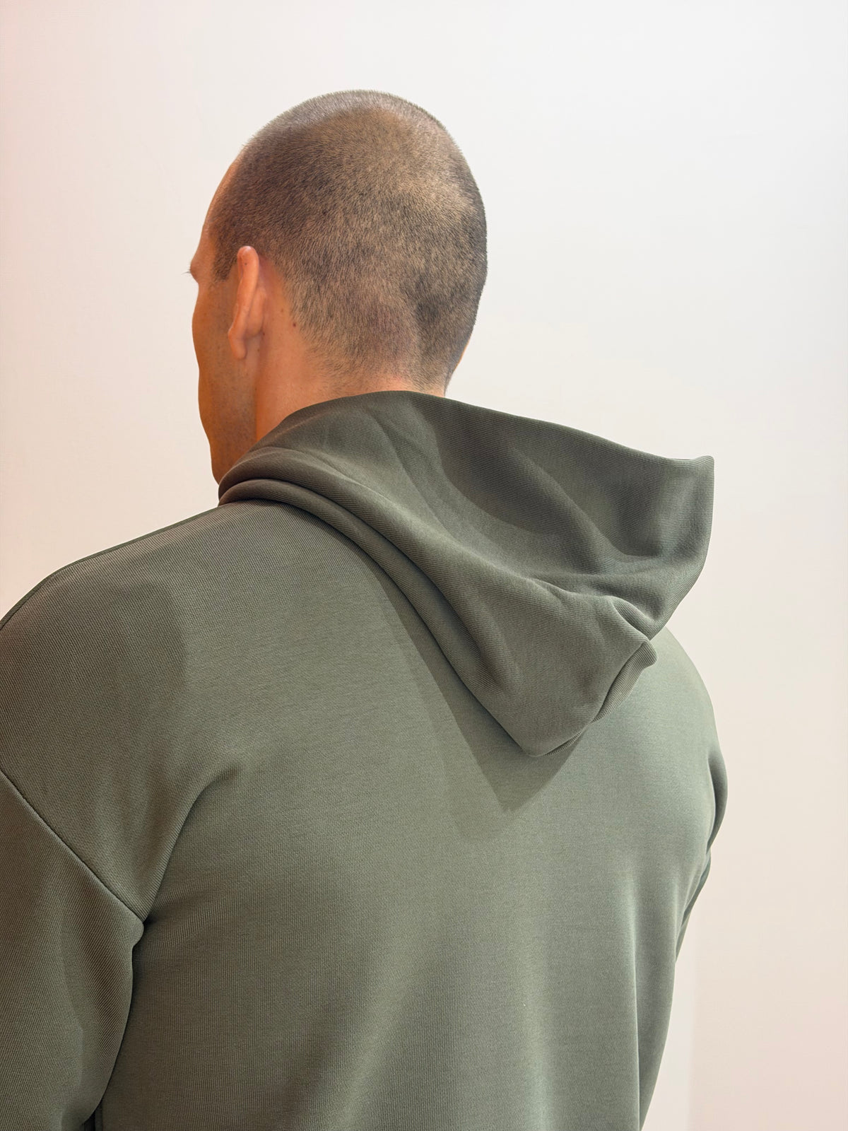 felpa con cappuccio militare e logo gommato