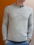 Maglione girocollo grigio melange con cuciture a contrasto