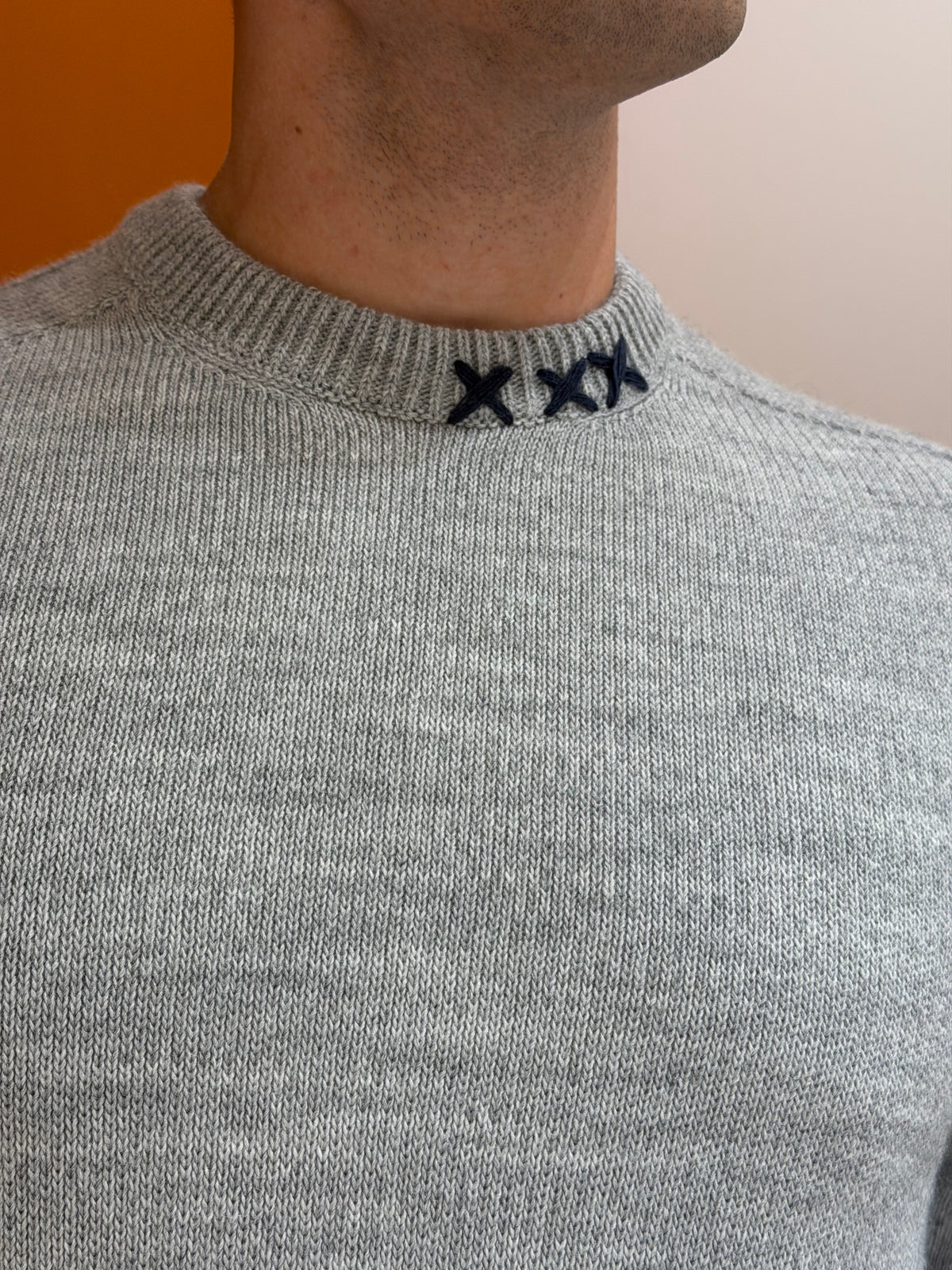 Maglione girocollo grigio melange con cuciture a contrasto