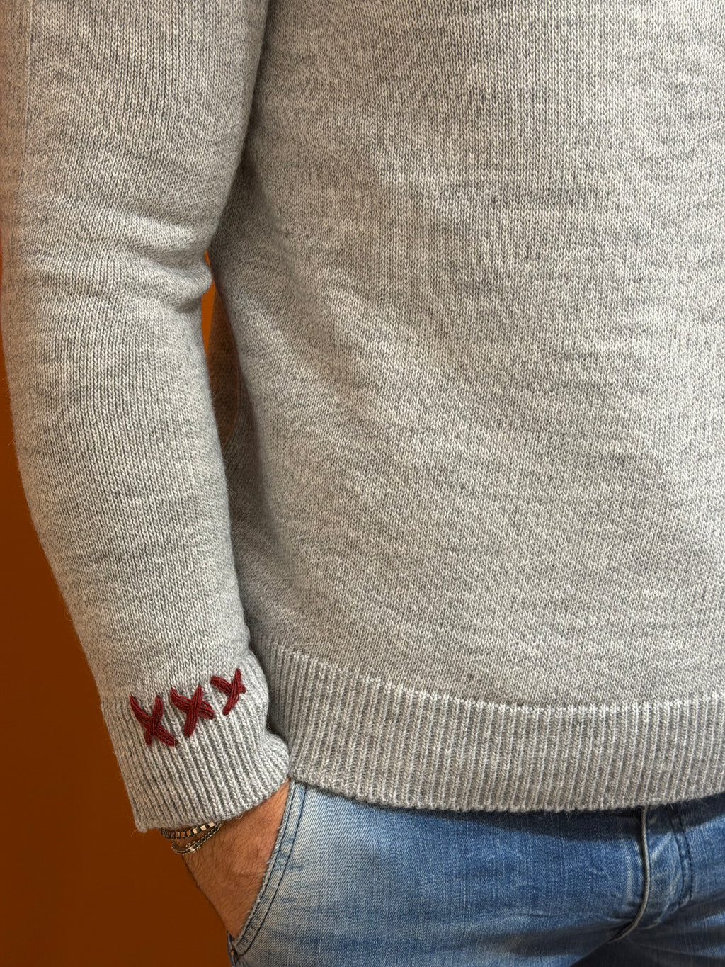 Maglione girocollo grigio melange con cuciture a contrasto