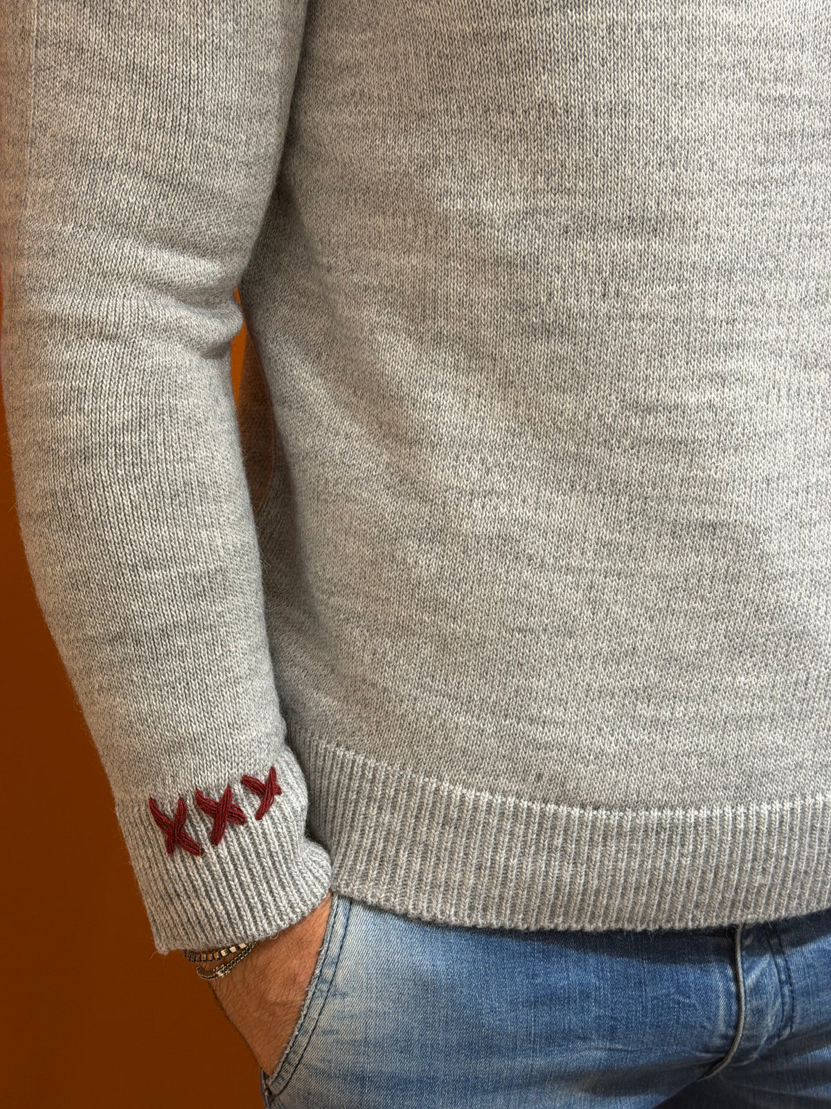 Maglione girocollo grigio melange con cuciture a contrasto