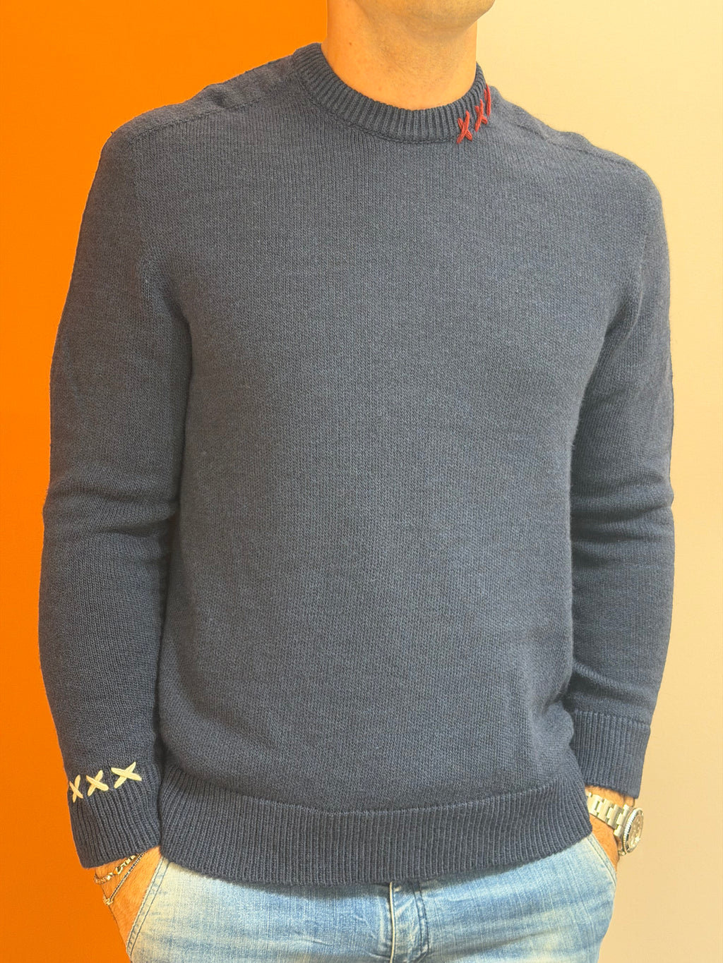Maglione girocollo blu con cuciture a contrasto