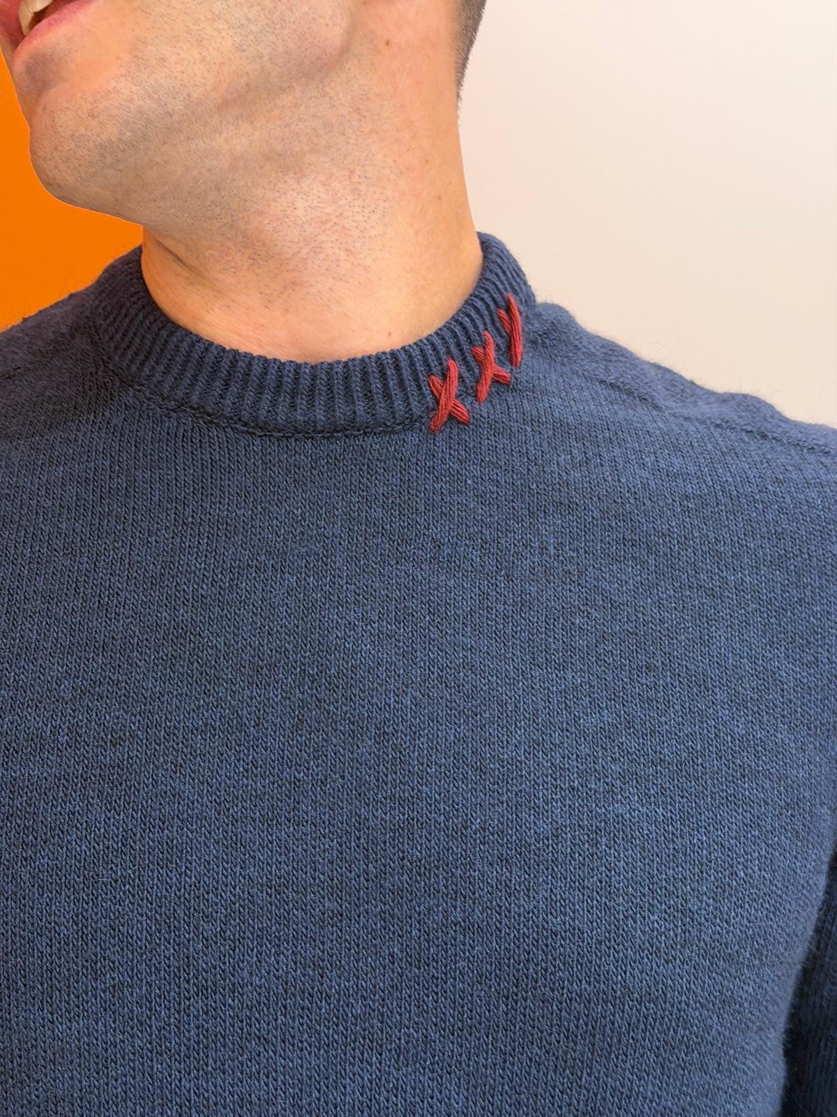 Maglione girocollo blu con cuciture a contrasto