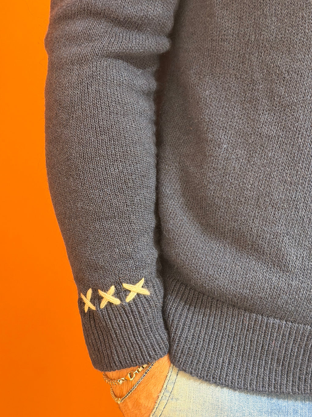 Maglione girocollo blu con cuciture a contrasto