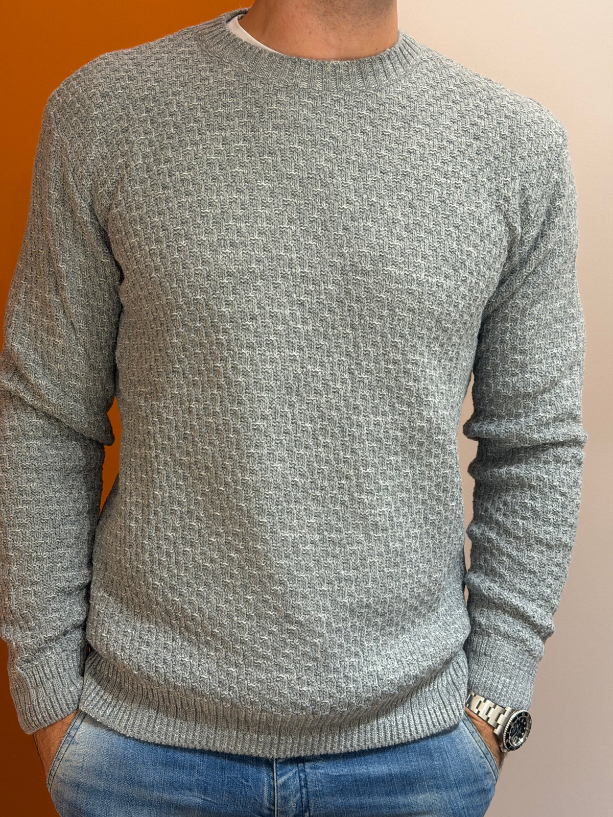 Maglione girocollo grigio con maglia strutturata