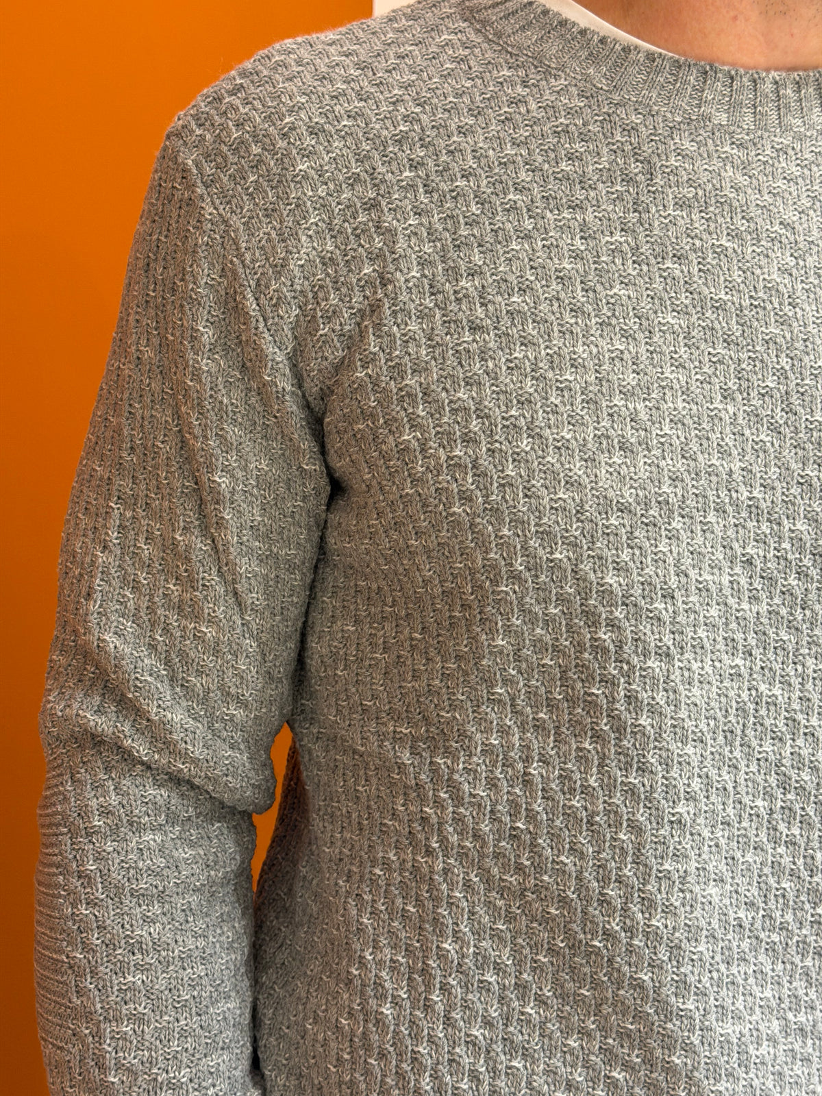 Maglione girocollo grigio con maglia strutturata