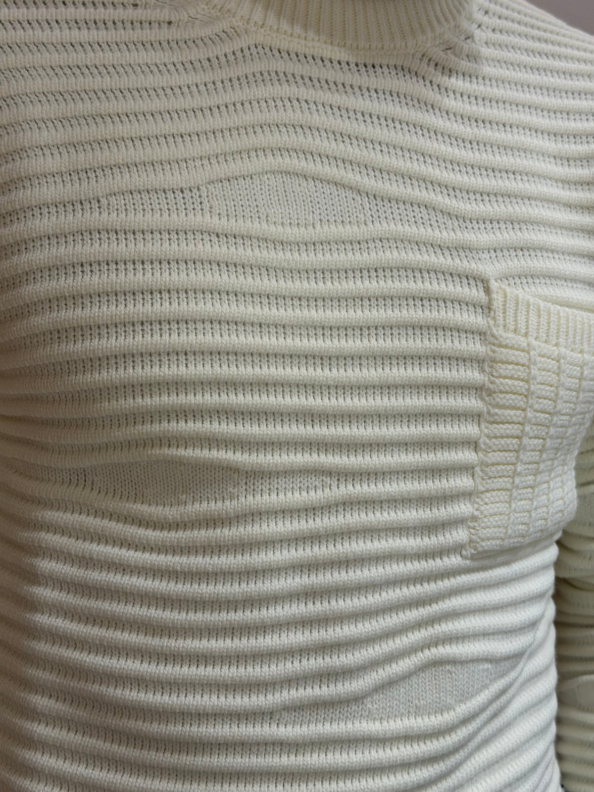 Maglione girocollo panna a coste orizzontali con taschino