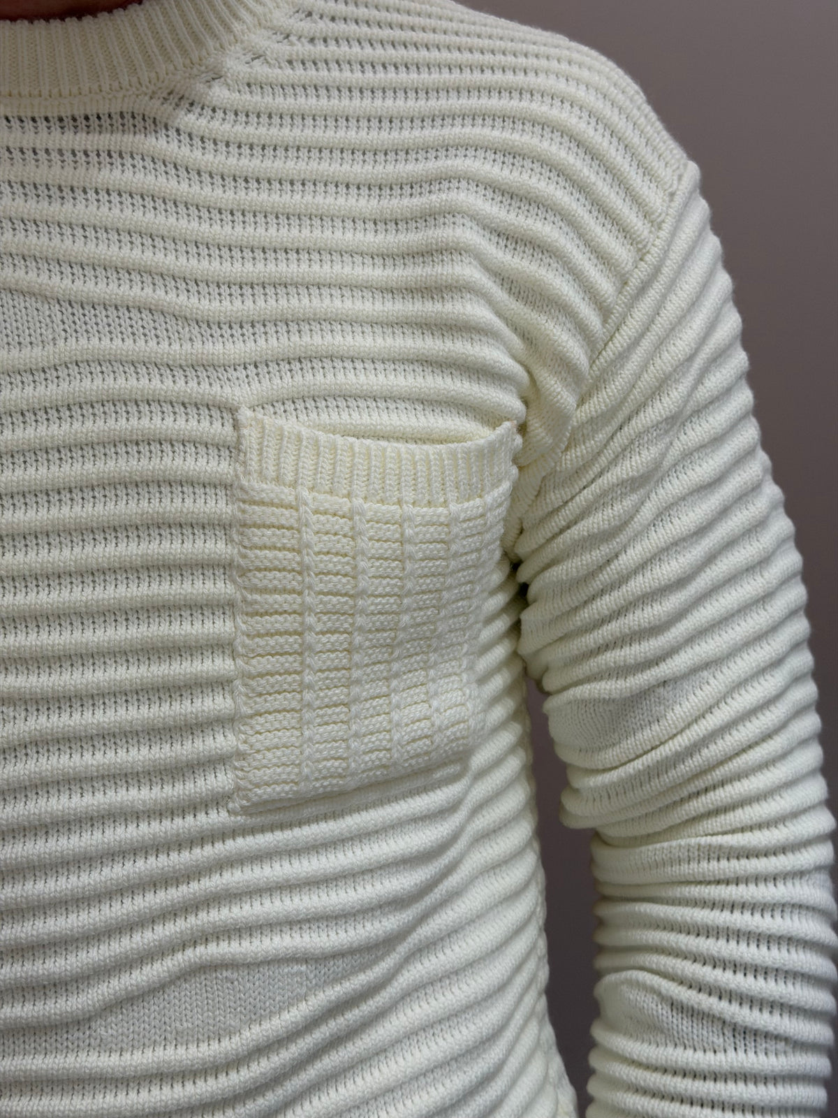 Maglione girocollo panna a coste orizzontali con taschino