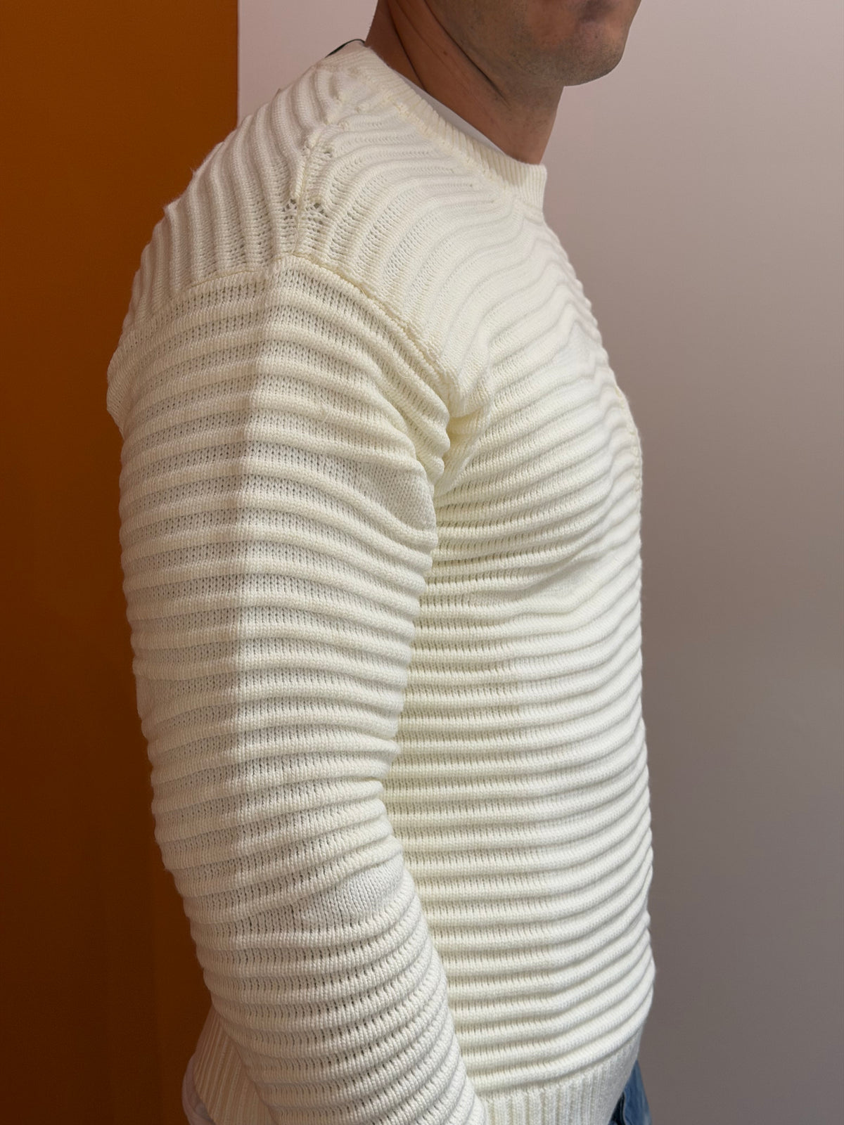 Maglione girocollo panna a coste orizzontali con taschino