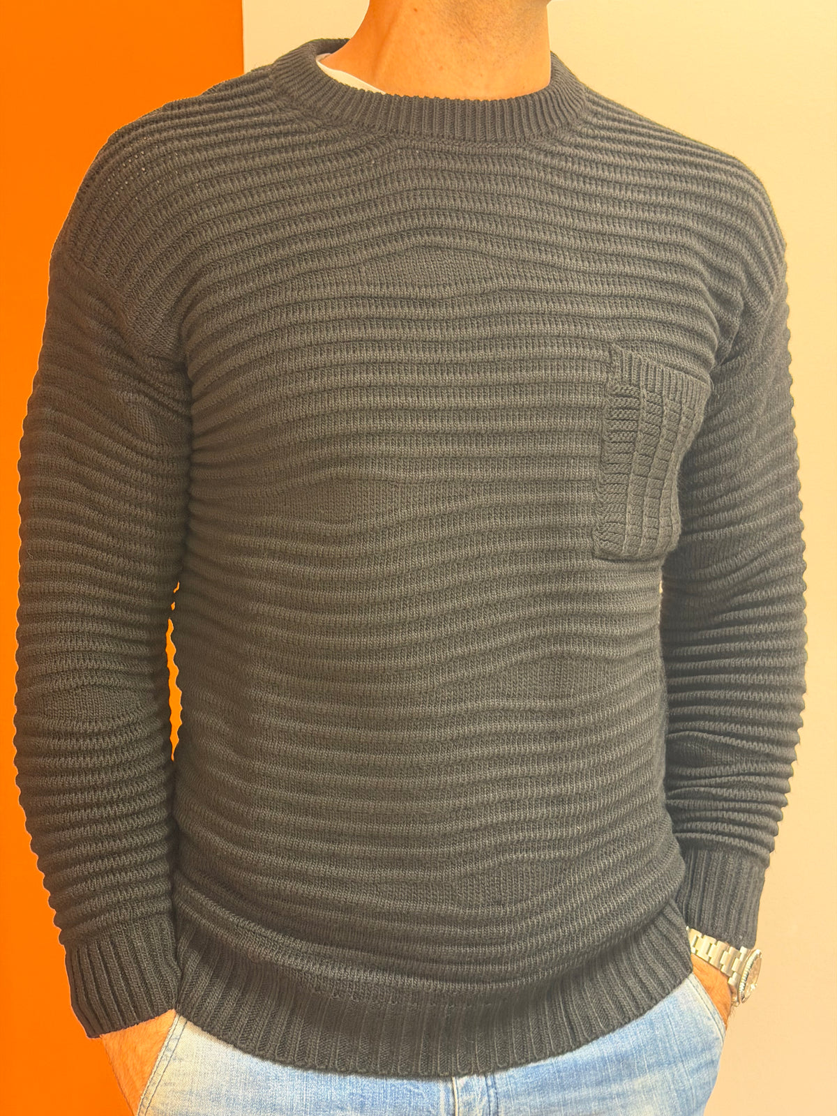 Maglione girocollo antracite a coste orizzontali con taschino