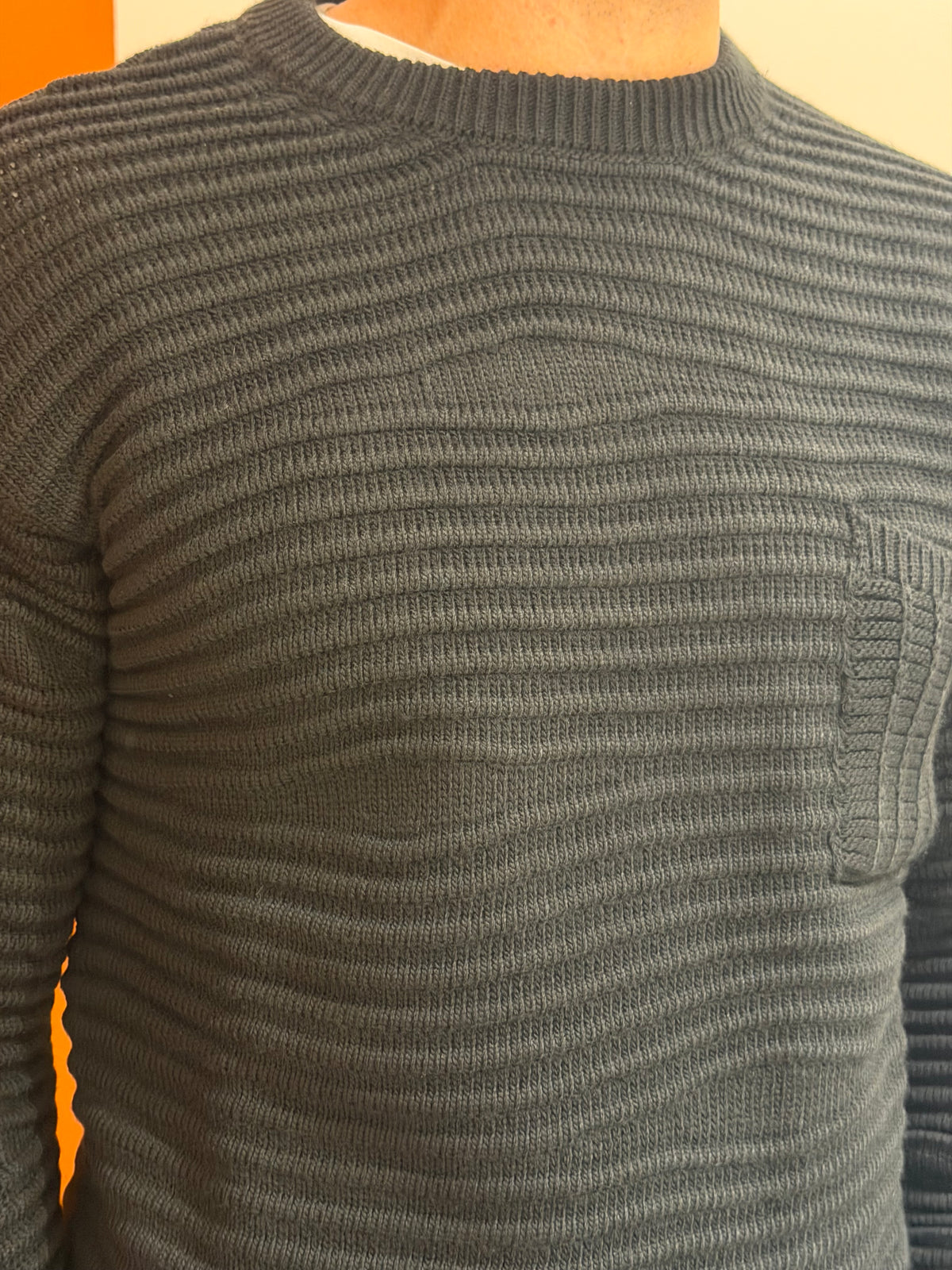 Maglione girocollo antracite a coste orizzontali con taschino