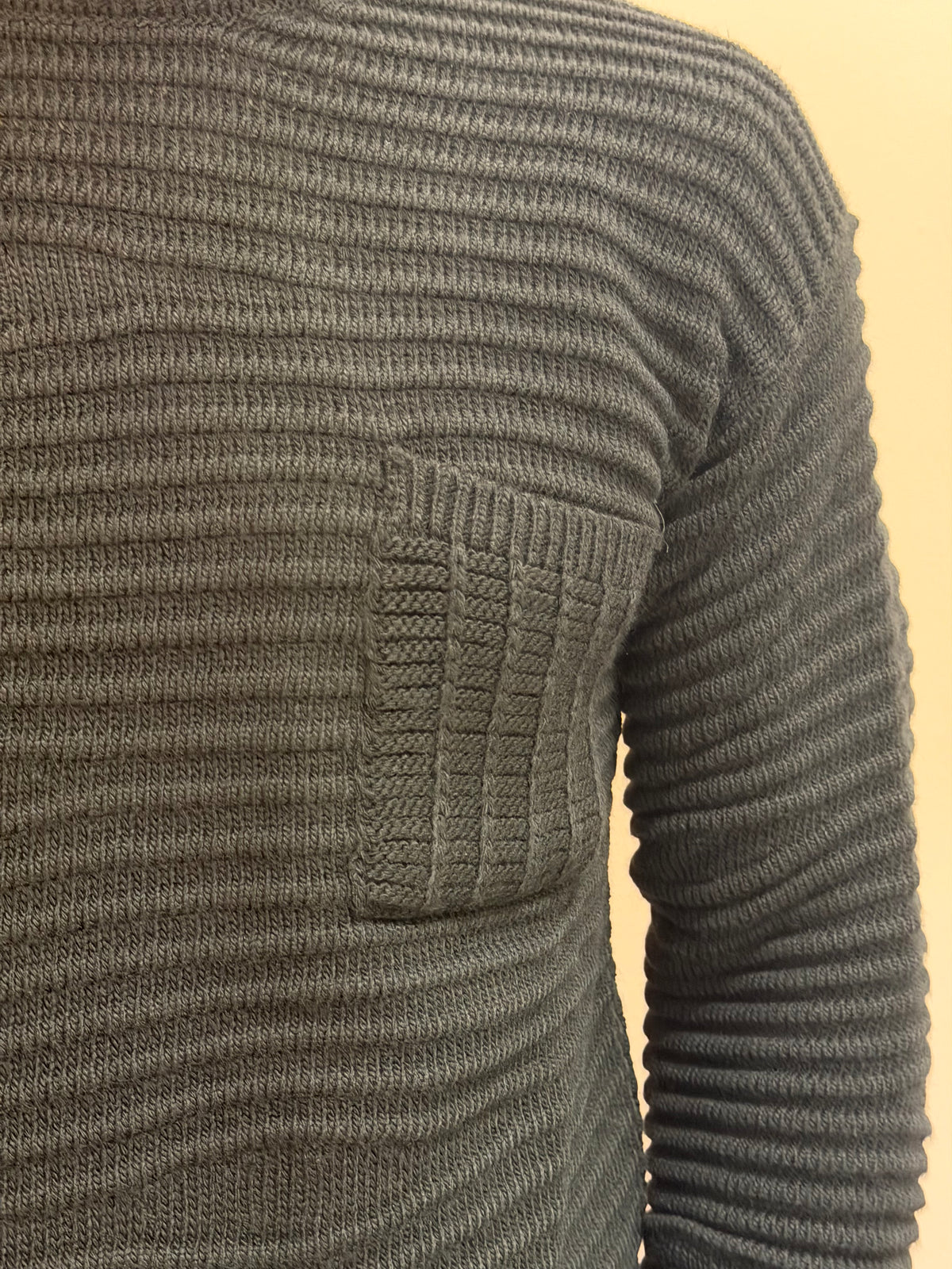 Maglione girocollo antracite a coste orizzontali con taschino